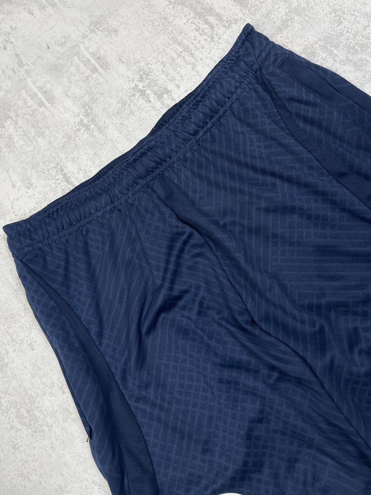 Nike Nike Chelsea FC 2022/23 Training Dri-FIT Zip Pocket Shorts Size US 31 - 4 Thumbnail