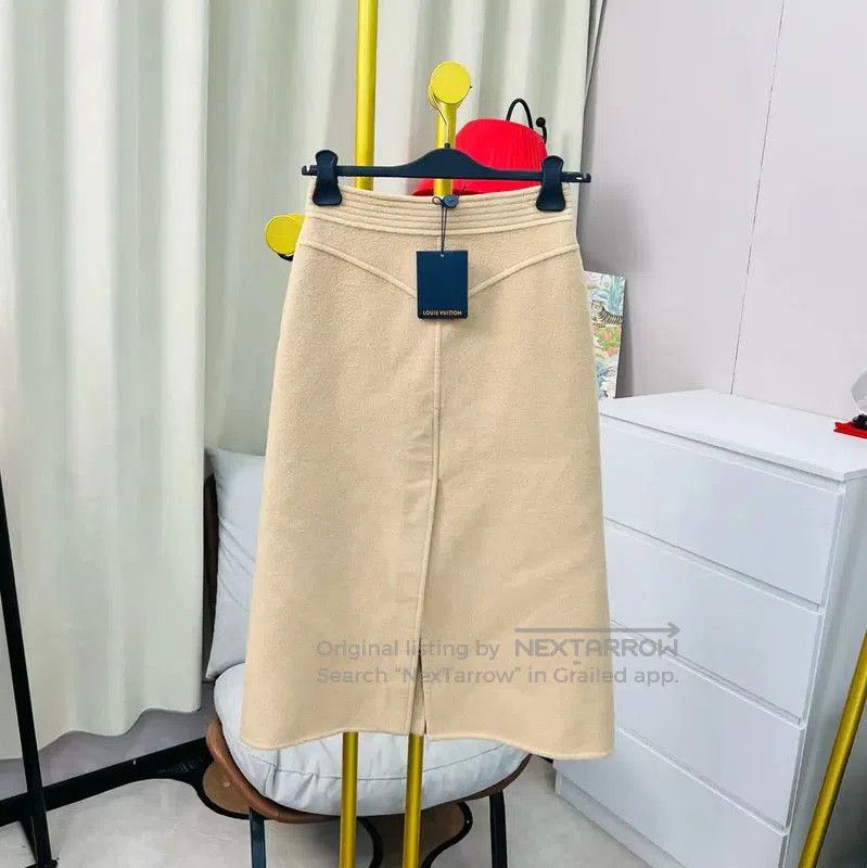 Louis Vuitton Louis Vuitton Beige Wool Midi Skirt for Women . Size 23" - 1 Thumbnail
