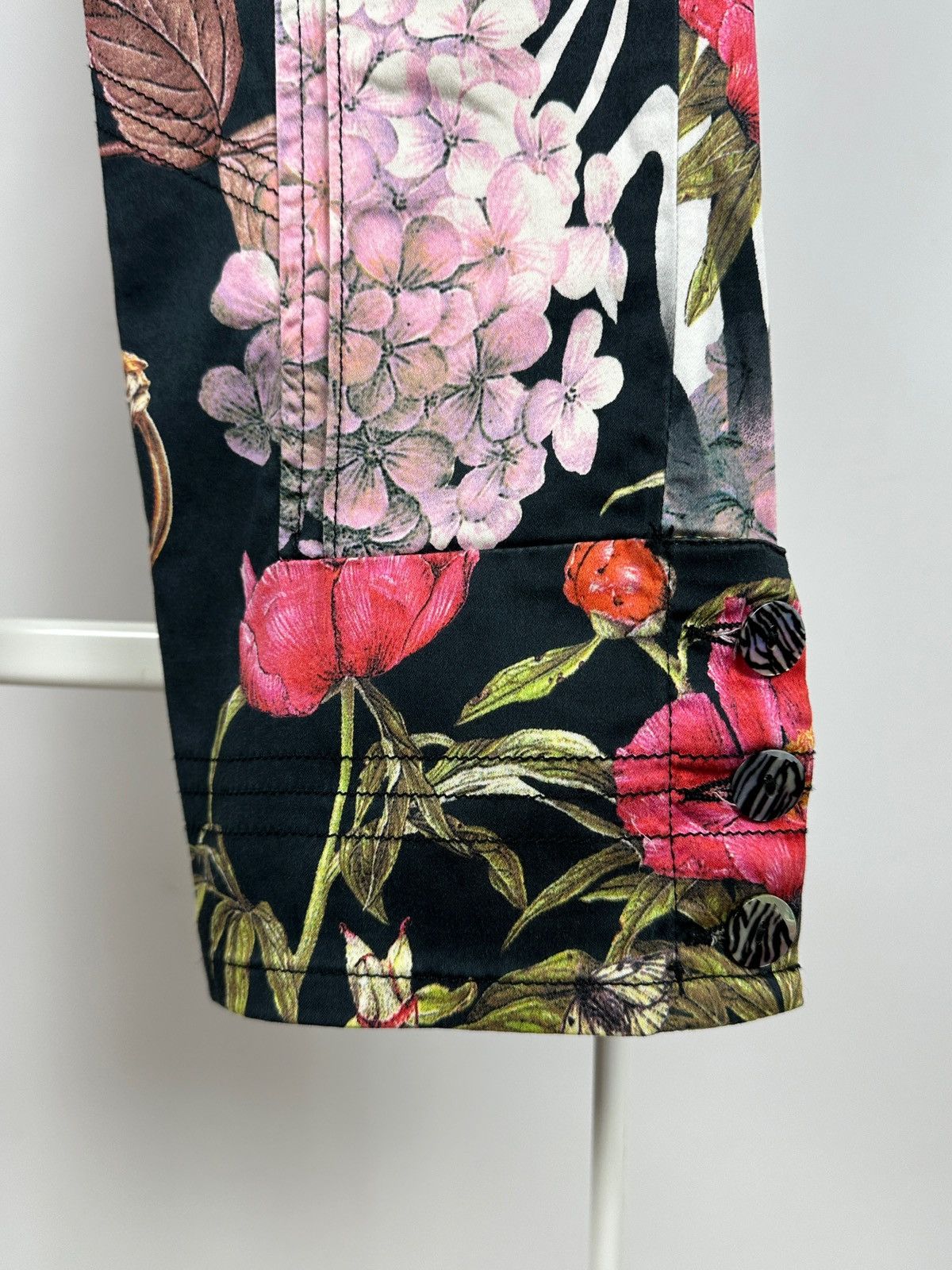 Roberto Cavalli Vintage Roberto Cavalli Class Floral Carpi Cropped Pants Size 32" / US 10 / IT 46 - 8 Thumbnail