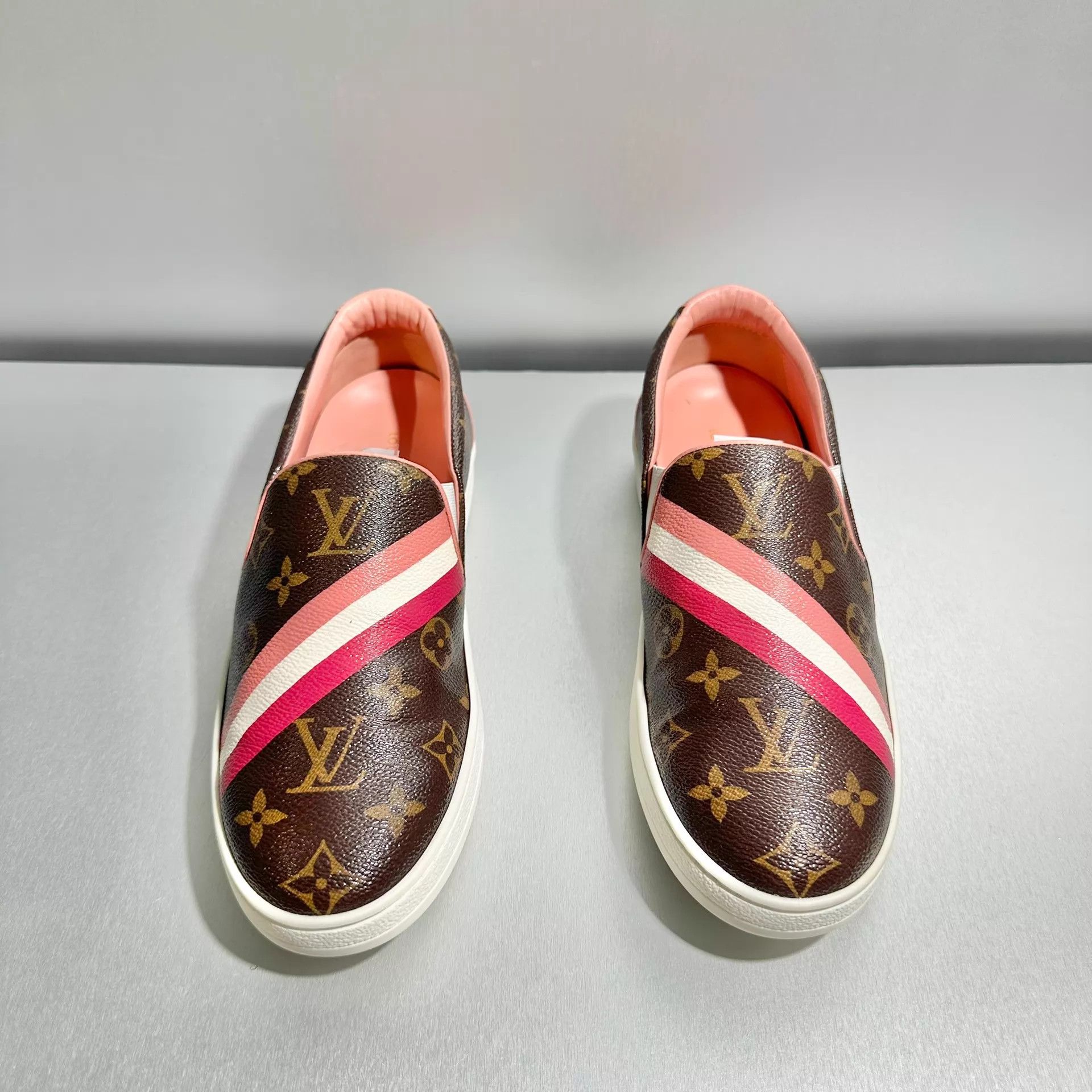 Louis Vuitton LV Monogram slip-on 37.5 2-3 worn excellent Size US 7 / IT 37 - 2 Thumbnail