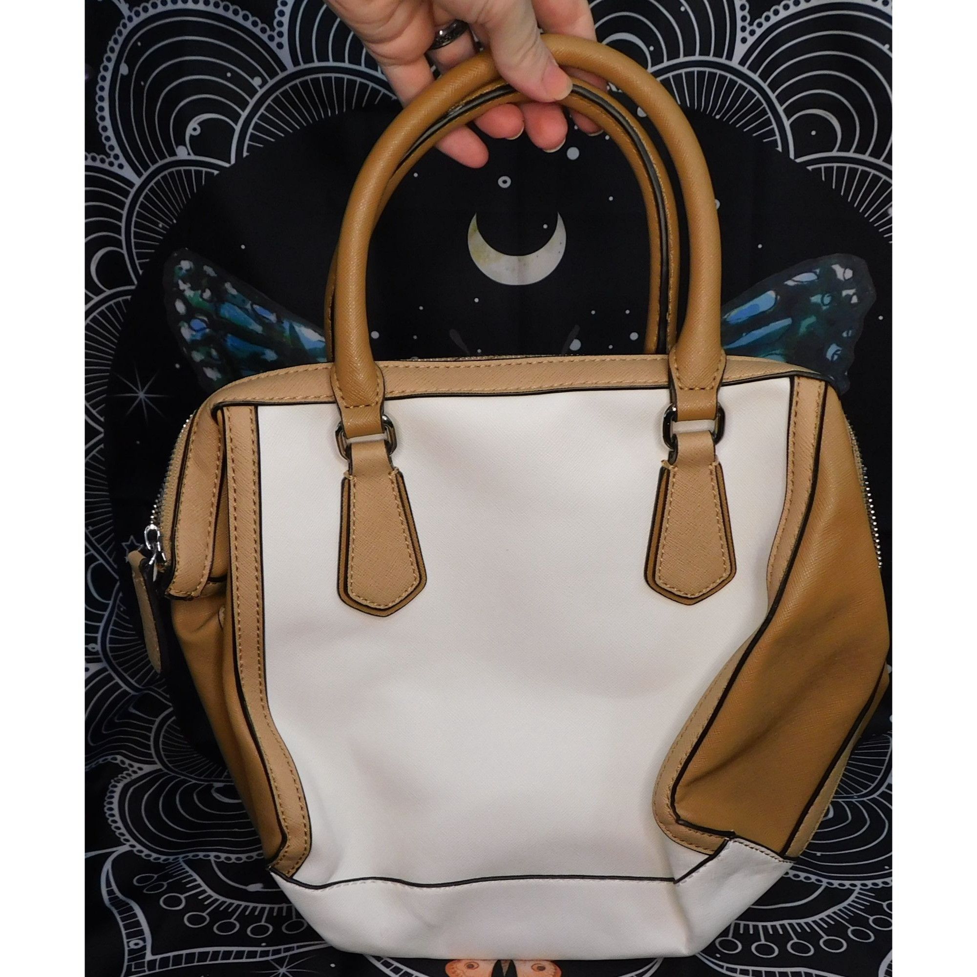 Guess G By Guess White And Tan Bag With Removeable Strap Size ONE SIZE - 2 Thumbnail