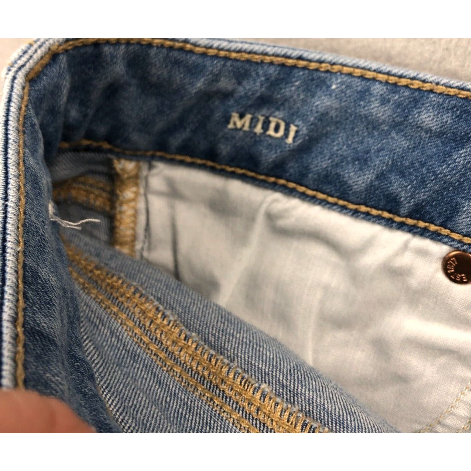 American Eagle Outfitters American Eagle Outfitters Shorts Women 00 Blue Denim Cut-Off Midi Faded Solid 5-Pocket Belk? (Brand clarified: American Eagle Outfitters) Size 24" / US 00 / IT 34 - 3 Thumbnail