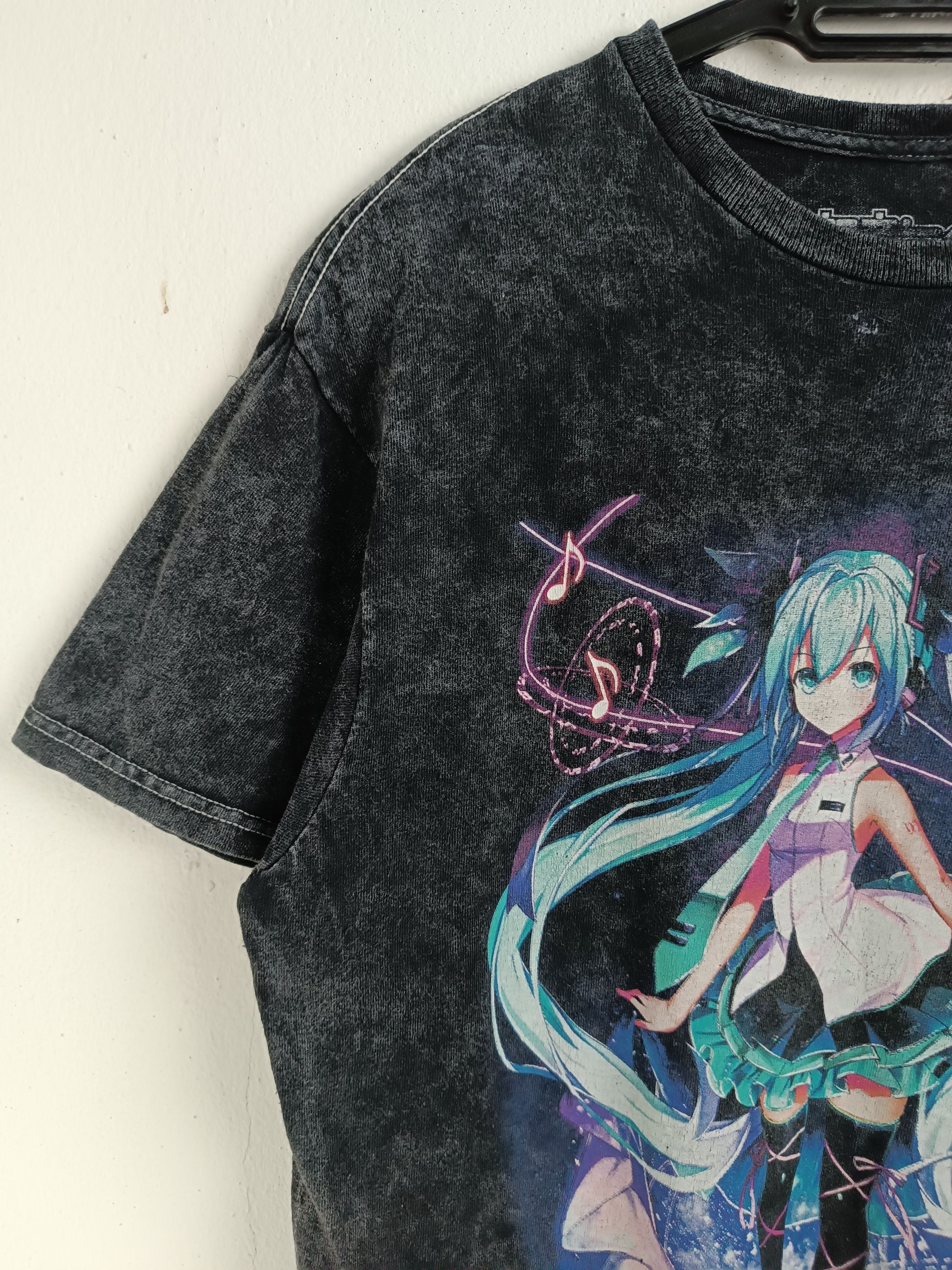 Anime VINTAGE HATSUNE MIKU VOCALOID WAIFU CV01 CUTE ANIME TEE Size US S / EU 44-46 / 1 - 6 Thumbnail