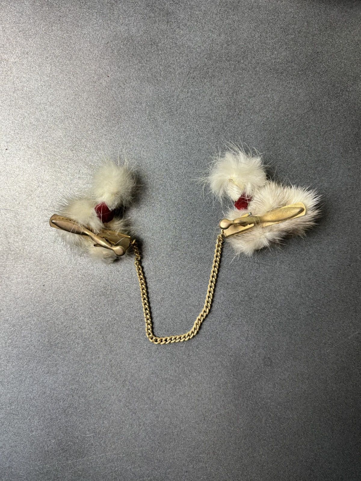 The Tie Bar × Vintage 1950s Mink Fur Sweater Guard Vintage Fur Collar Clip Gold Size ONE SIZE - 2 Thumbnail