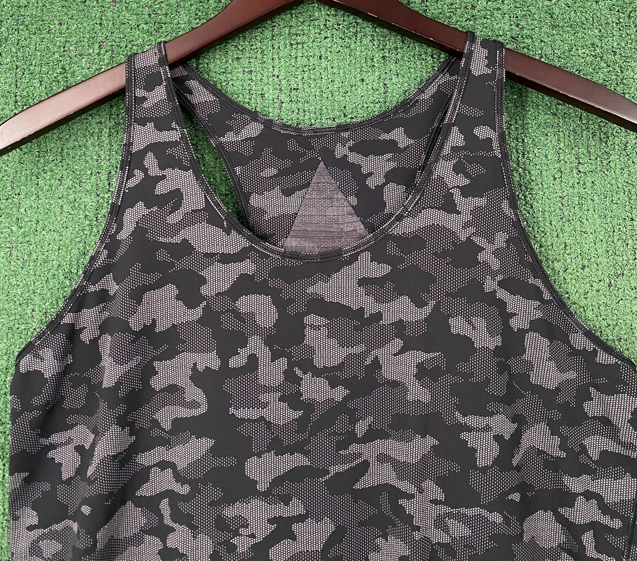 Lululemon Lululemon Essential Pleated Camo Jacquard Black Tank 8 Size M / US 6-8 / IT 42-44 - 2 Thumbnail
