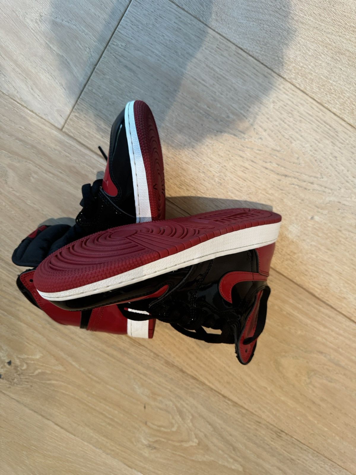 Jordan Brand × Nike Jordan 1 patent bred Size US 7 / EU 40 - 4 Thumbnail
