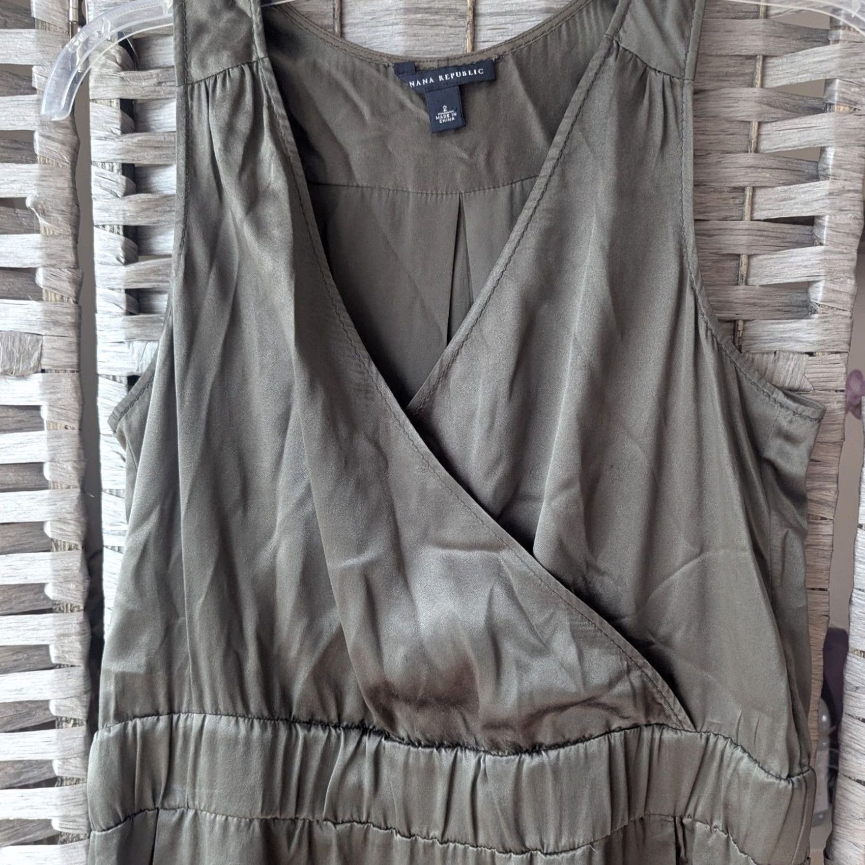 Banana Republic Banana Republic Dress Sleeveless Mini Olive Green 100% Silk Size 2 V-Neck Pockets Pleated Size XS / US 0-2 / IT 36-38 - 2 Thumbnail