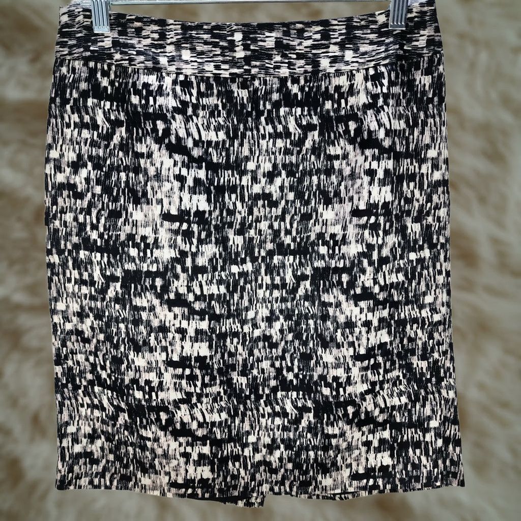 Banana Republic Banana Republic Mini Skirt White Black Abstract Print Linen Rayon Sz 6P Petites Womens Size 28" / US 6 / IT 42 - 1 Thumbnail