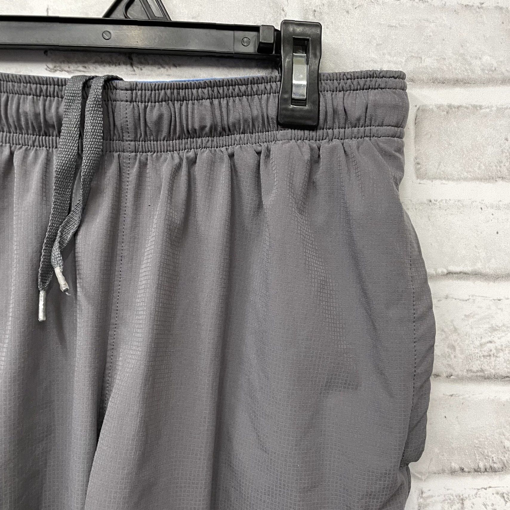 Under Armour Under Armour Shorts Mens L Gray Athletic Drawstring HeatGear Size US 33 - 2 Thumbnail