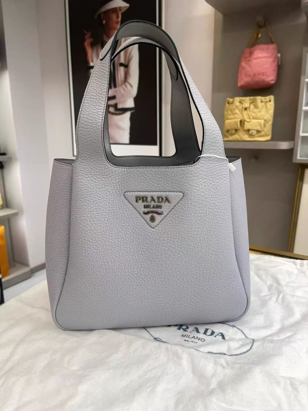 Prada Prada Flou M Logo Leather Handbag 99 New Dust Bag Size ONE SIZE - 1 Thumbnail