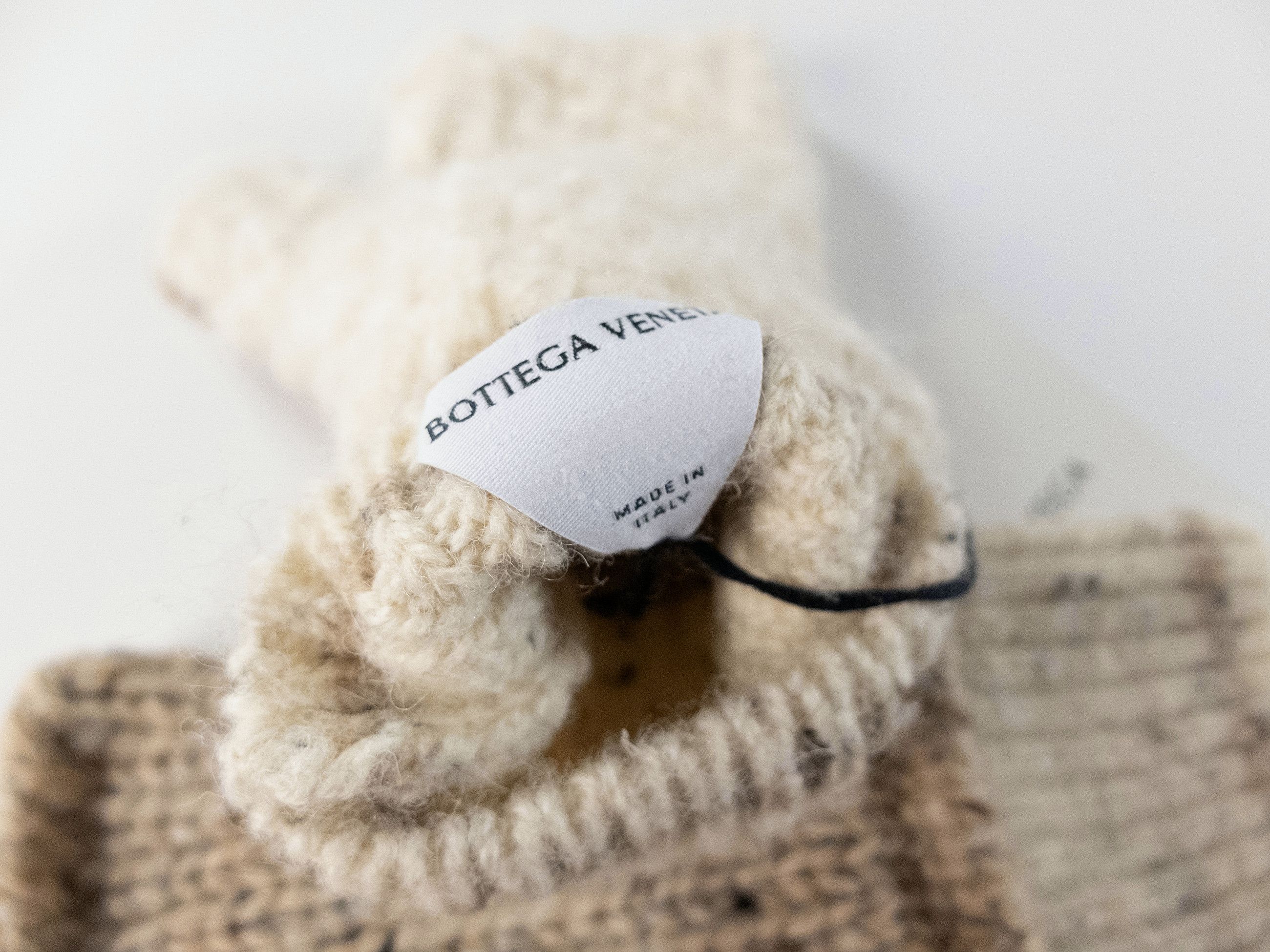 BOTTEGA VENETA beige Shearling & wool mittens gloves q