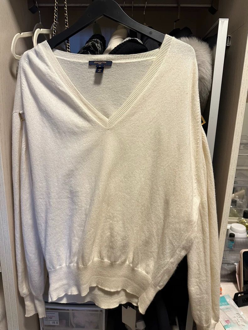 Louis Vuitton Louis Vuitton Cashmere Thin V-Neck Pullover long sleeves 25 Size US M / EU 48-50 / 2 - 1 Thumbnail