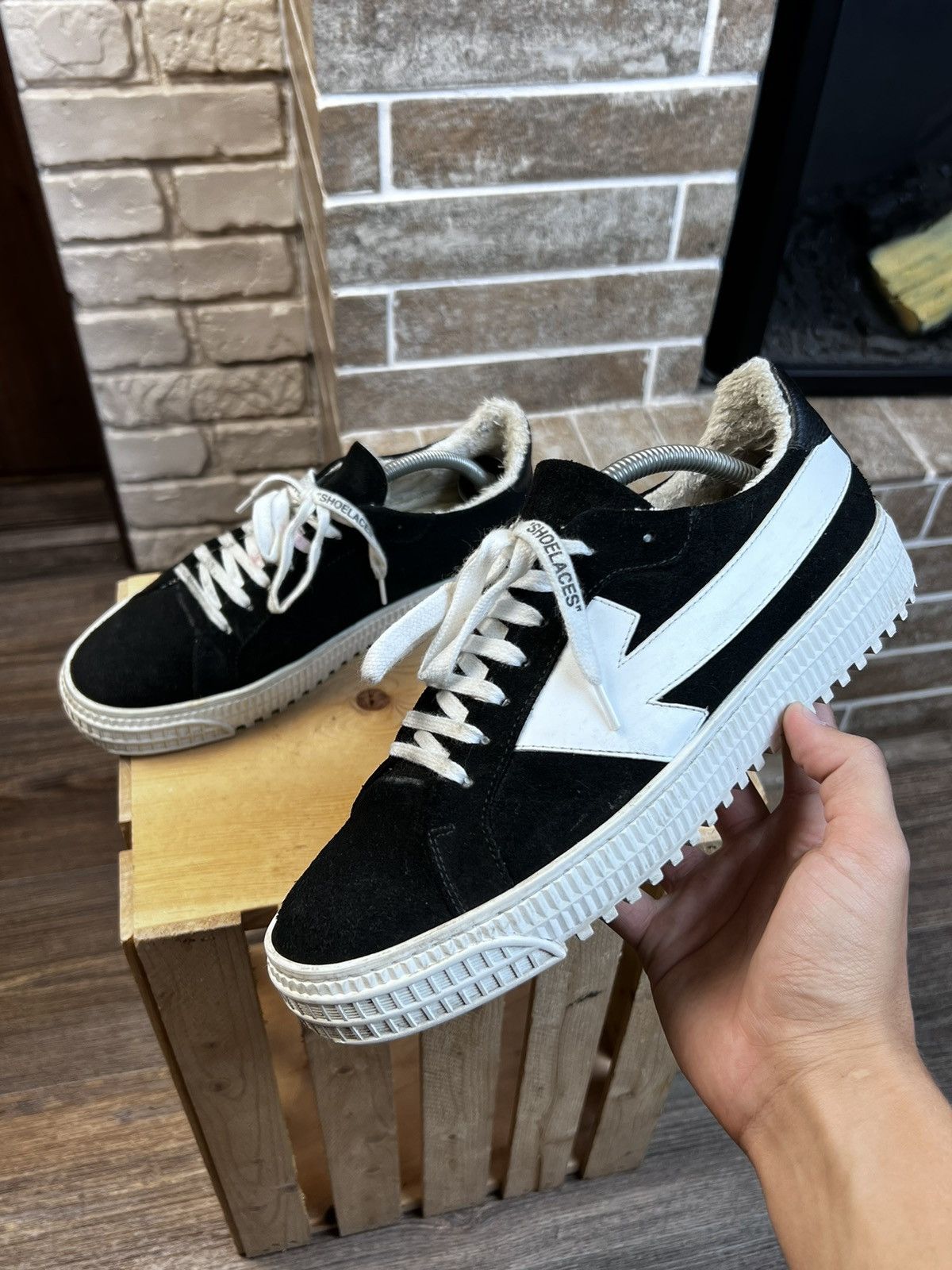 Off white arrow sneakers black best sale