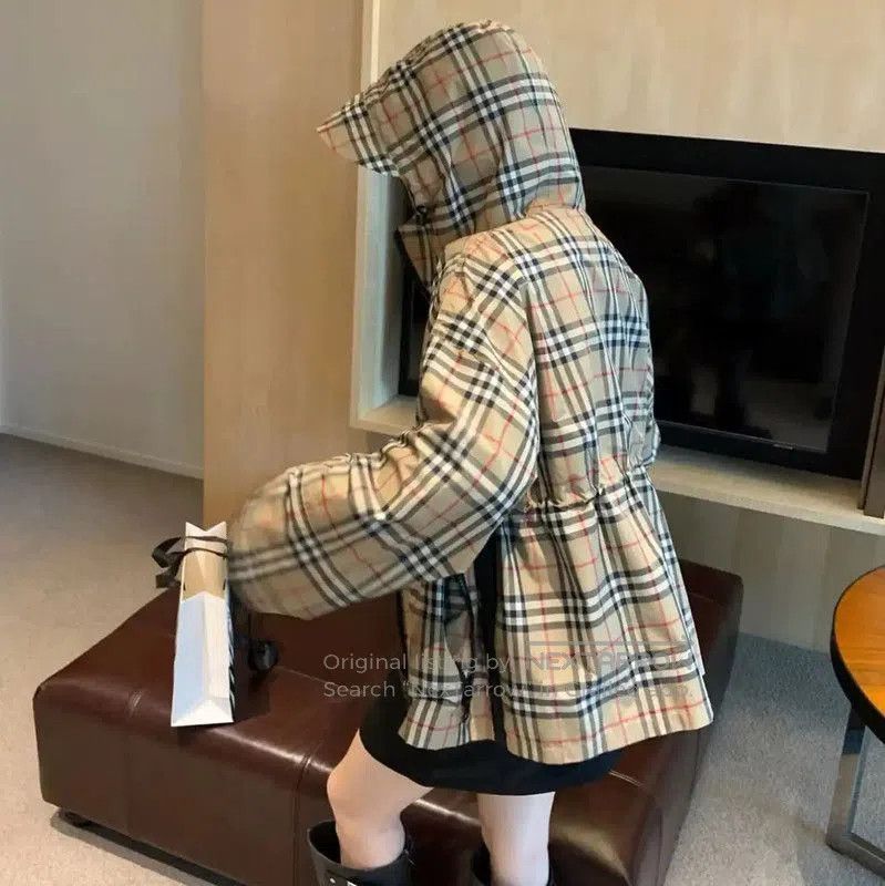 Burberry Burberry Beige Short Women's Jacket. Size M / US 6-8 / IT 42-44 - 6 Thumbnail