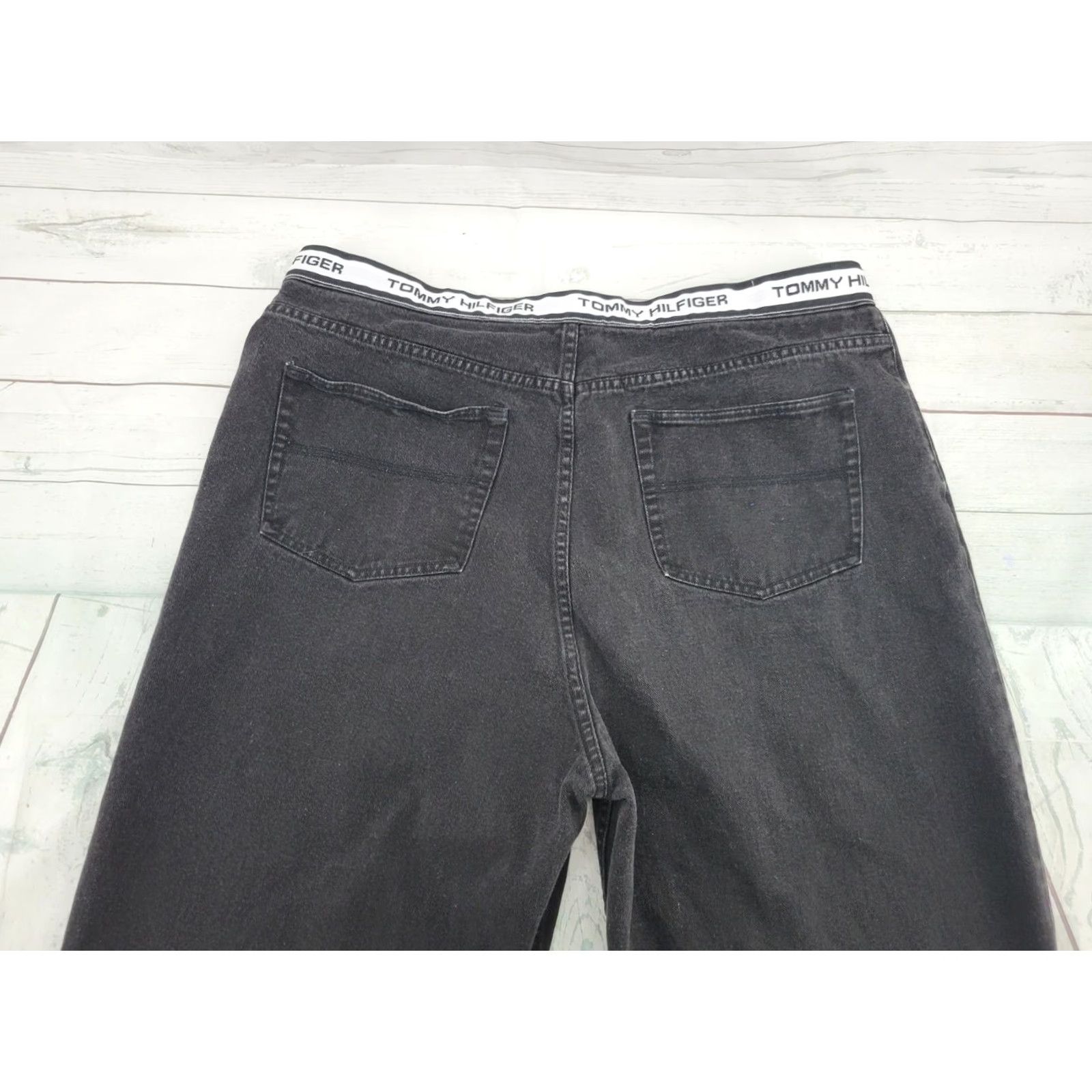 Tommy Hilfiger VINTAGE Tommy Hilfiger Jeans Bermuda 5-Pocket Denim Black 42x30 Mens Regular 90s Spell Out Waistband Stretch Size US 42 / EU 58 - 7 Thumbnail