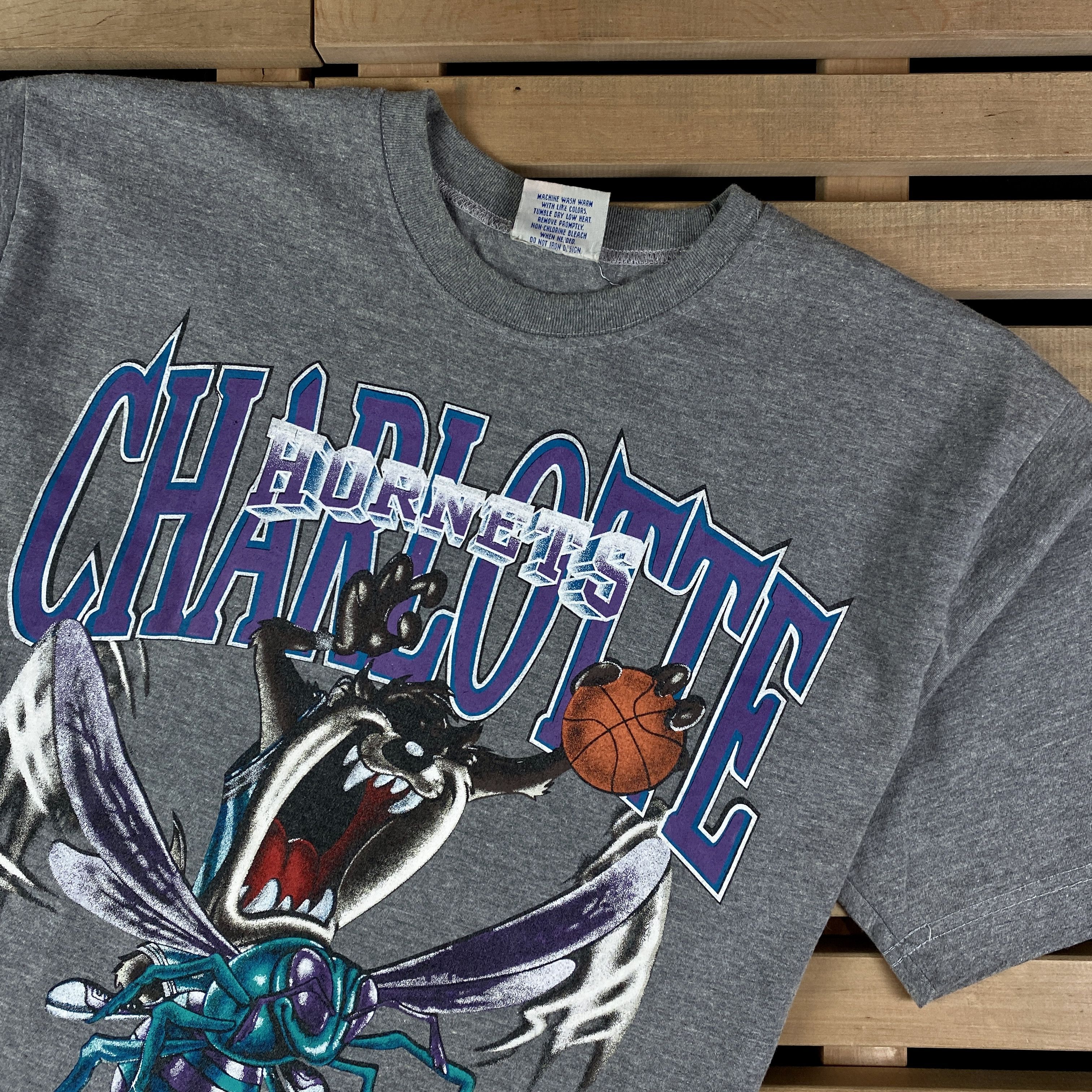 NBA × Vintage Vintage T-Shirt Looney Tunes Taz Charlotte Hornets Size L Size US L / EU 52-54 / 3 - 2 Thumbnail