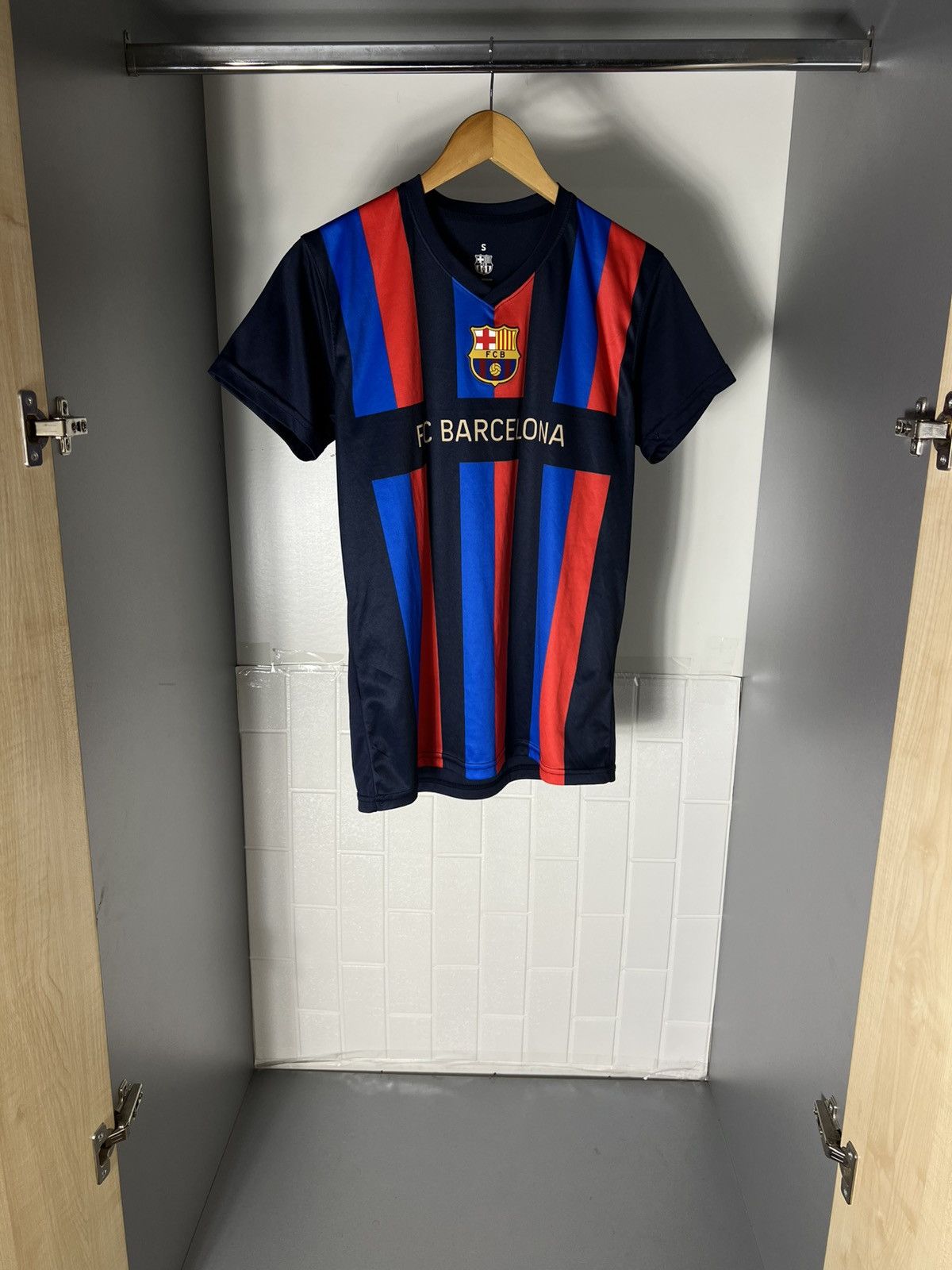 Vintage VERY RARE FC BARCELONA SPAIN SOCCER JERSEY RETRO BLOKE Y2K Size US S / EU 44-46 / 1 - 2 Thumbnail