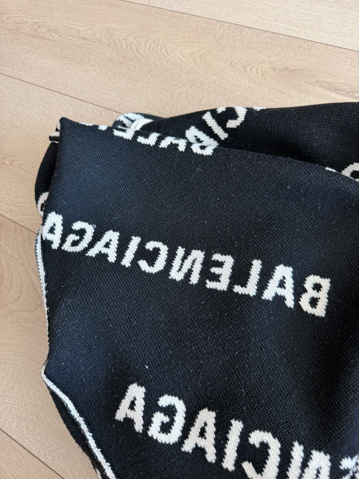 Balenciaga Balenciaga All Over Logo Cropped Wool Sweater Unisex Size S Size S / US 4 / IT 40 - 5 Thumbnail