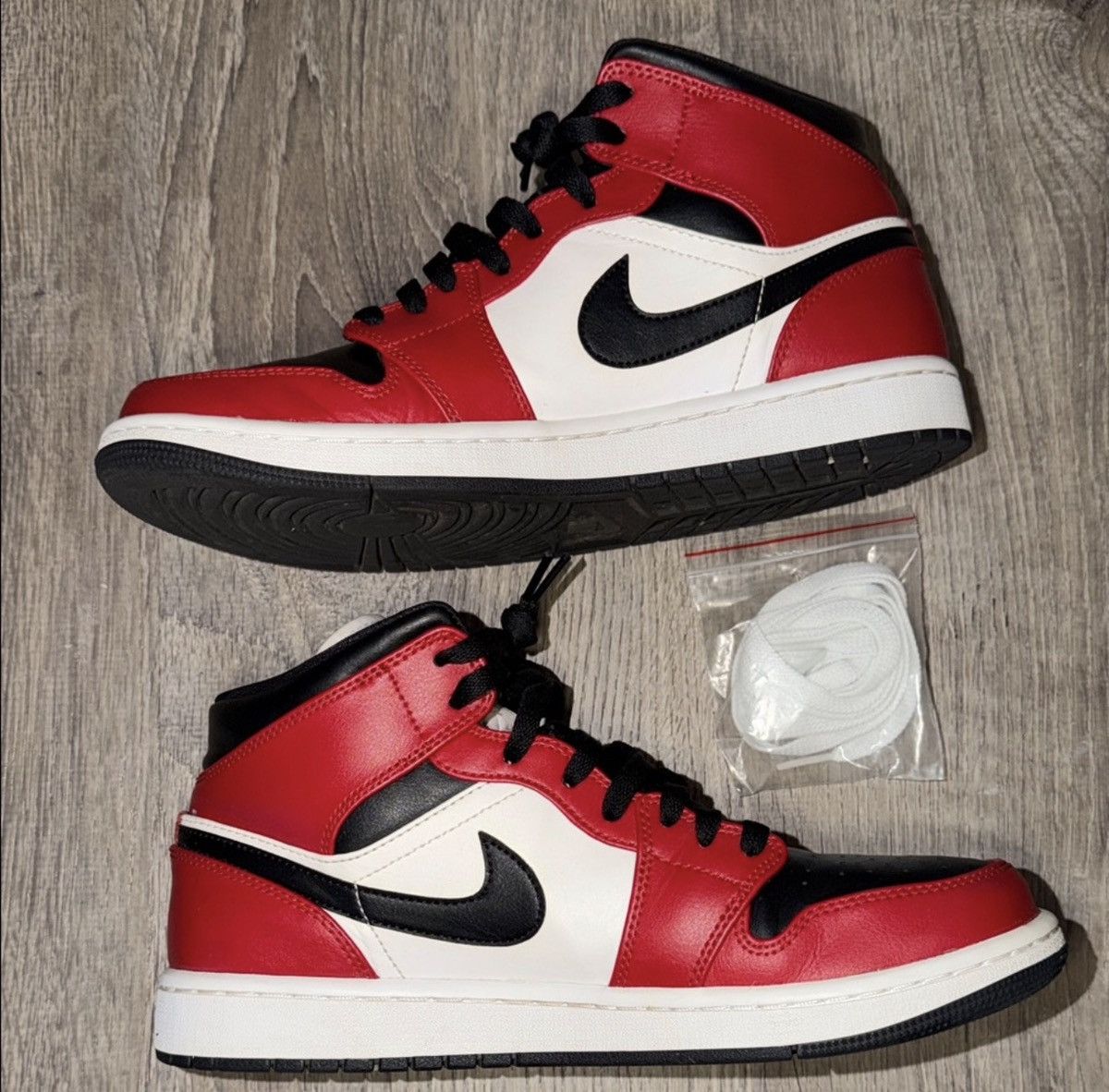 Jordan Brand Air Jordan 1 Mid ‘Chicago Black Toe’ Size US 9.5 / EU 42-43 - 7 Thumbnail