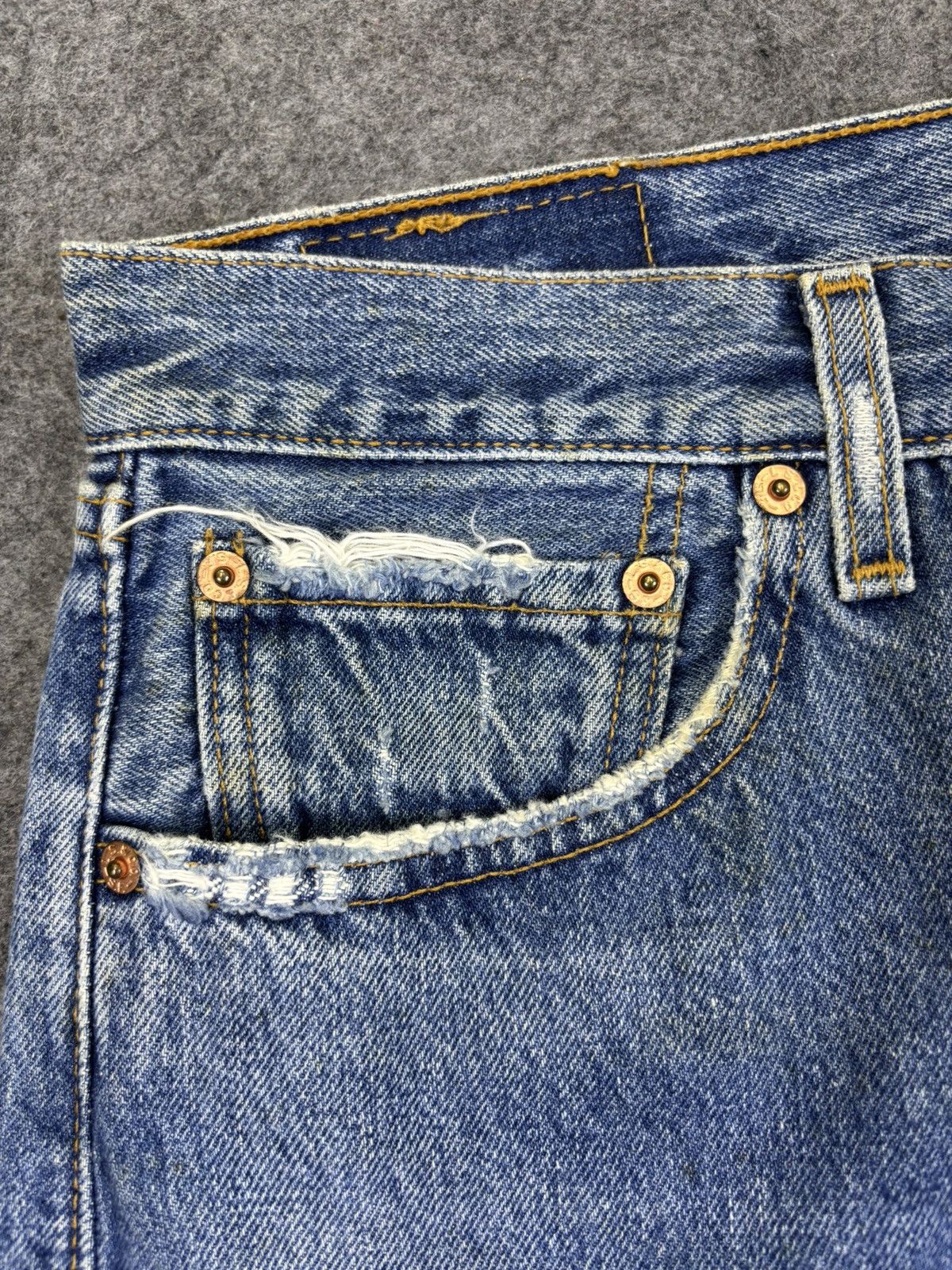 Levi's Vintage Levis 501 Original Cut Medium Wash Denim F966 Size US 31 - 6 Thumbnail