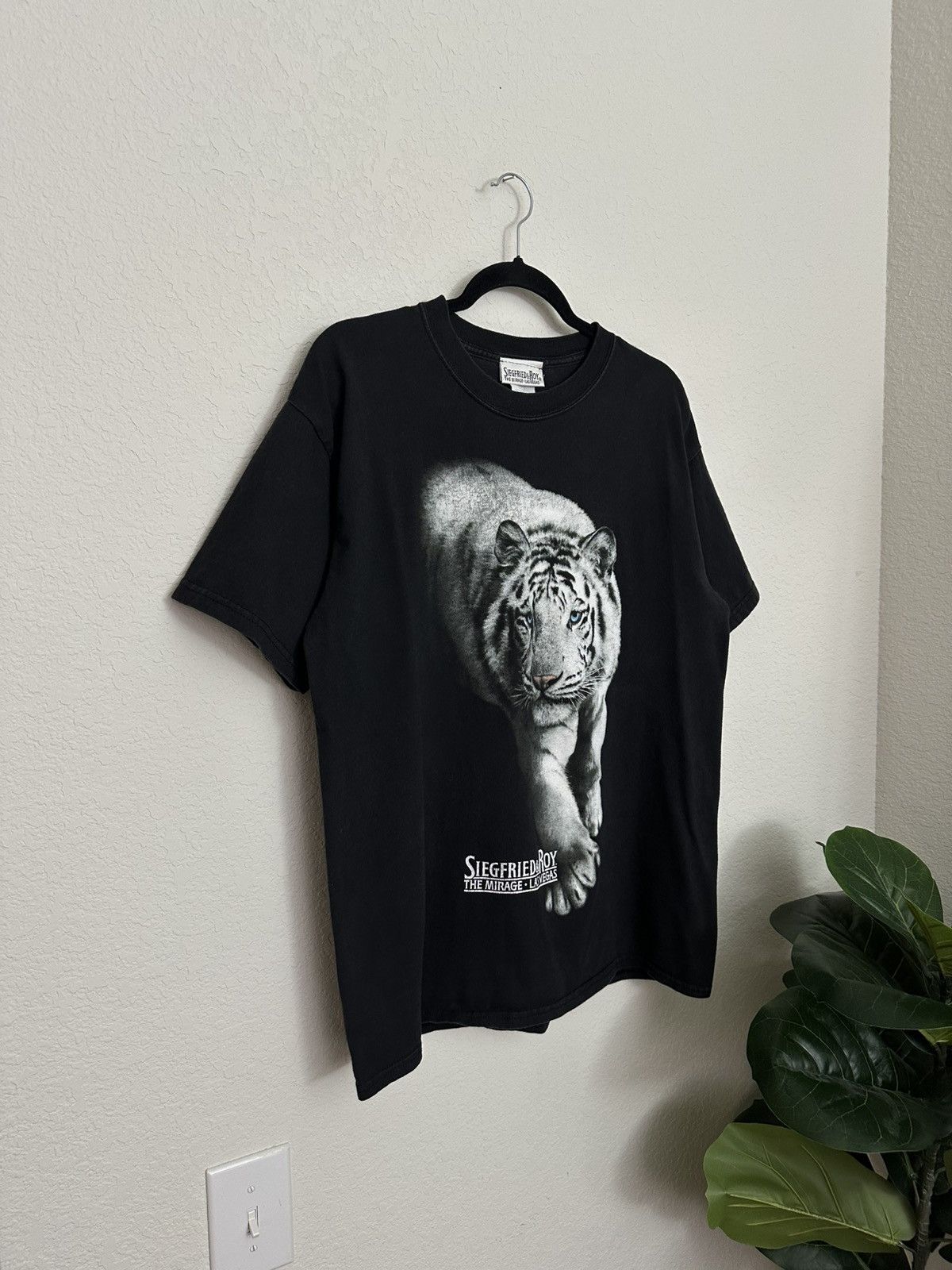 Vintage Vintage 90s Siegfried & Roy White Tiger The Mirage Las Vegas Size US L / EU 52-54 / 3 - 1 Thumbnail