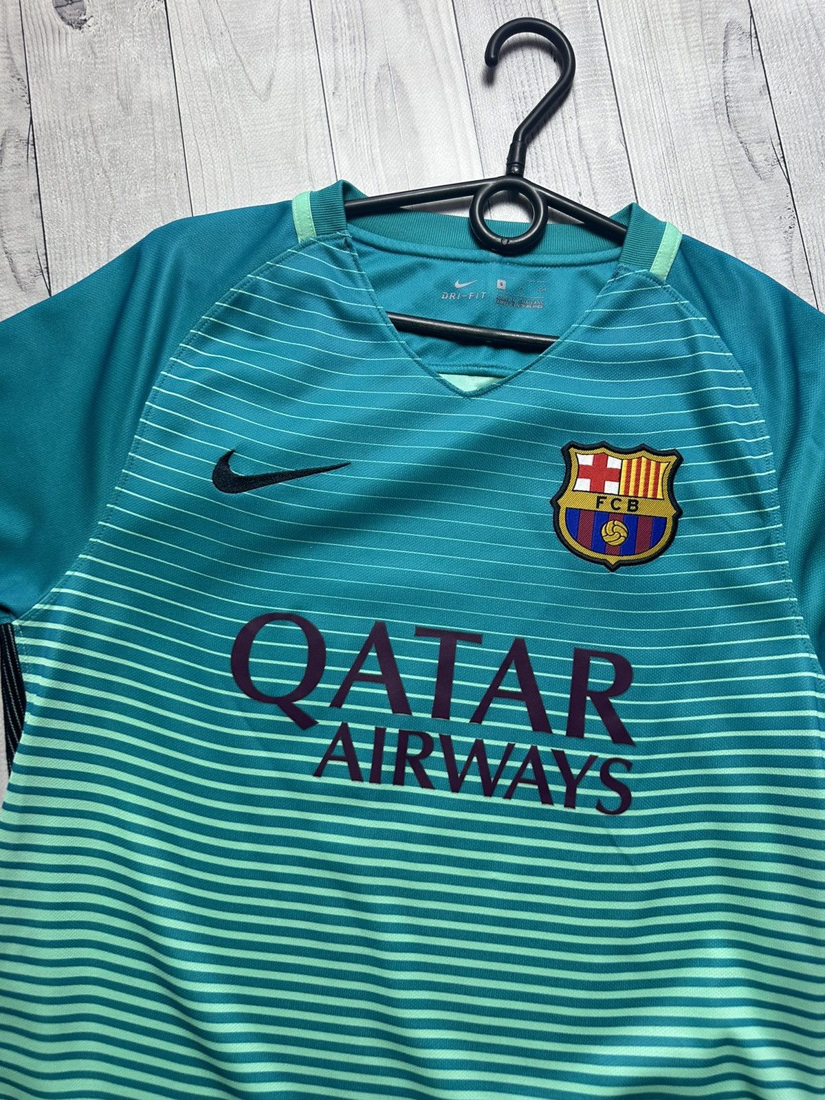 Nike × Vintage Vintage Barcelona soccer jersey 9 Suarez size S logo green Size US S / EU 44-46 / 1 - 3 Thumbnail