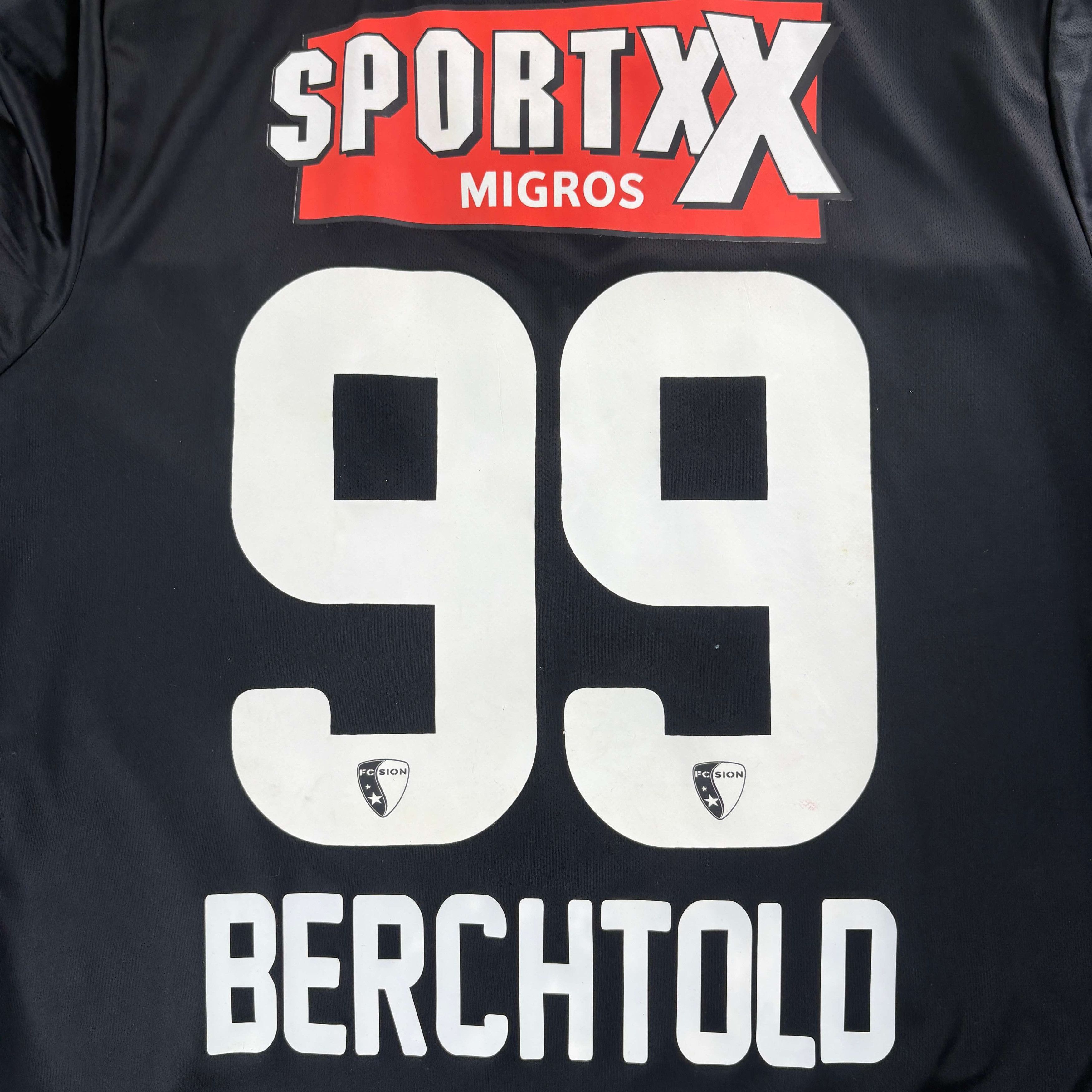 Errea Sion II 2016-17 Errea GK Noah Berchtold football jersey sz L Size US L / EU 52-54 / 3 - 9 Thumbnail