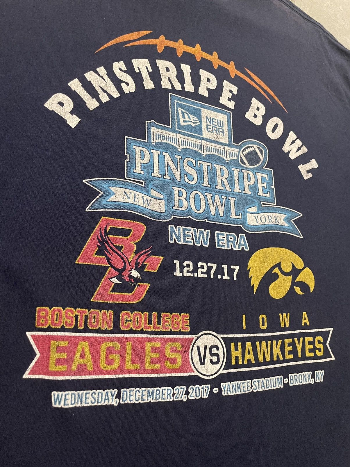 Vintage BOSTON EAGLES VS IOWA HAWKEYES T-SHIRT Size US XL / EU 56 / 4 - 4 Thumbnail