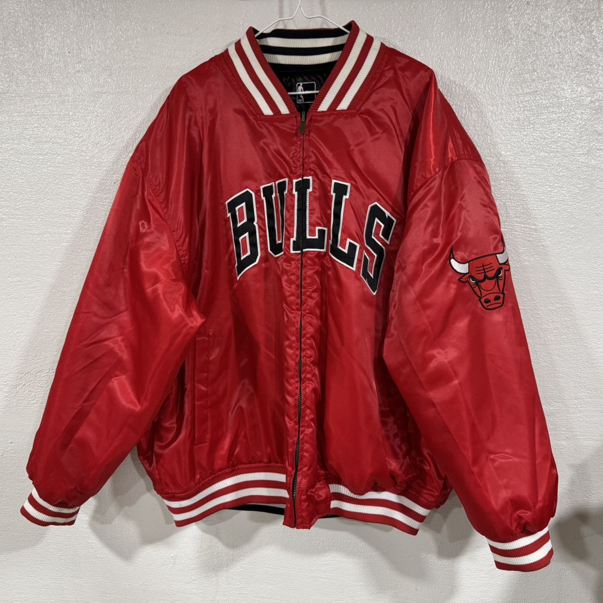 Majestic NBA Chicago Bulls Reversible Red Black Satin Jacket 2-3XL Size US XXL / EU 58 / 5 - 1 Thumbnail