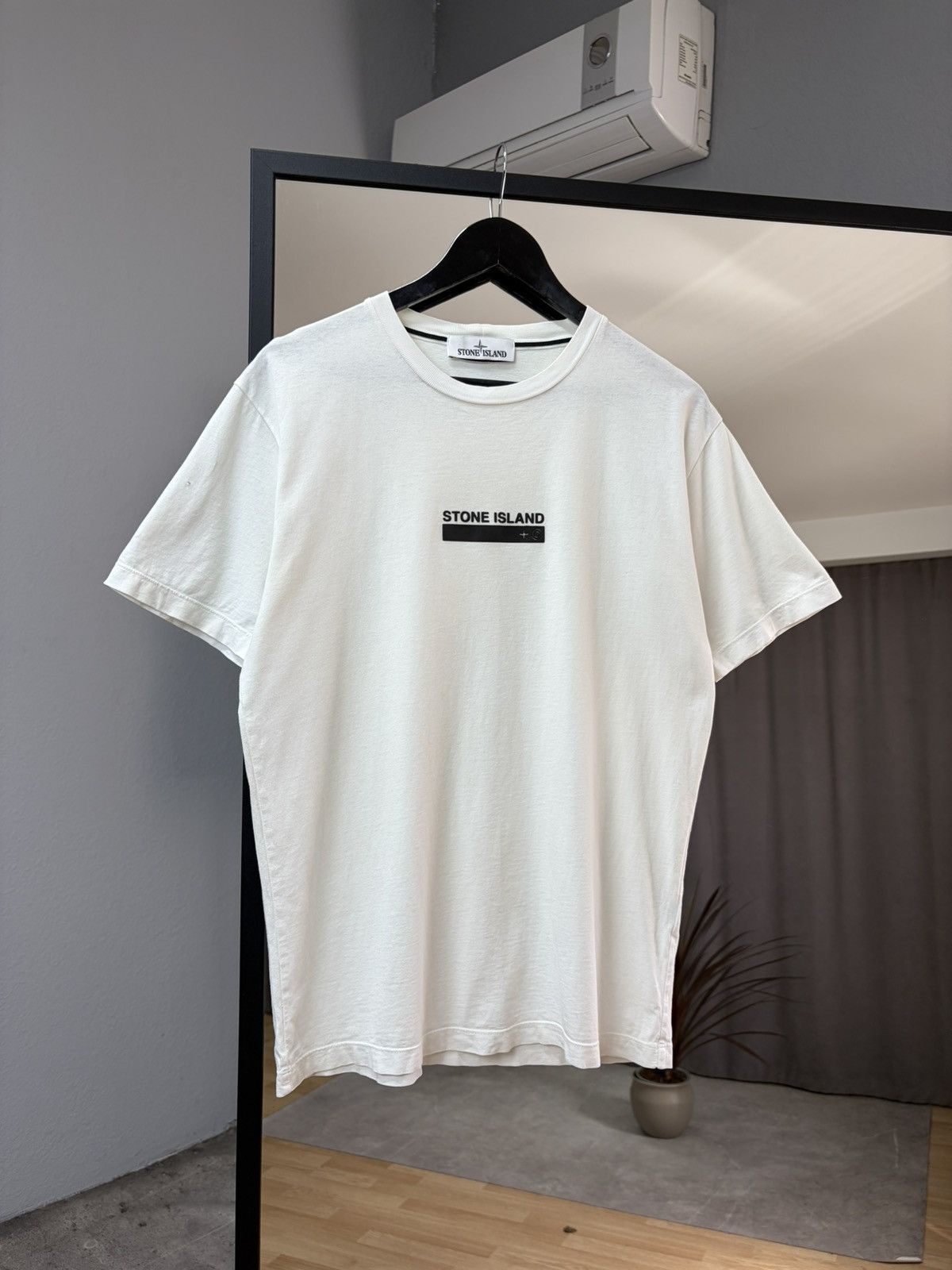 Stone Island Stone Island Logo T-Shirt White Minimal Graphic Tee Luxury Size US M / EU 48-50 / 2 - 1 Thumbnail