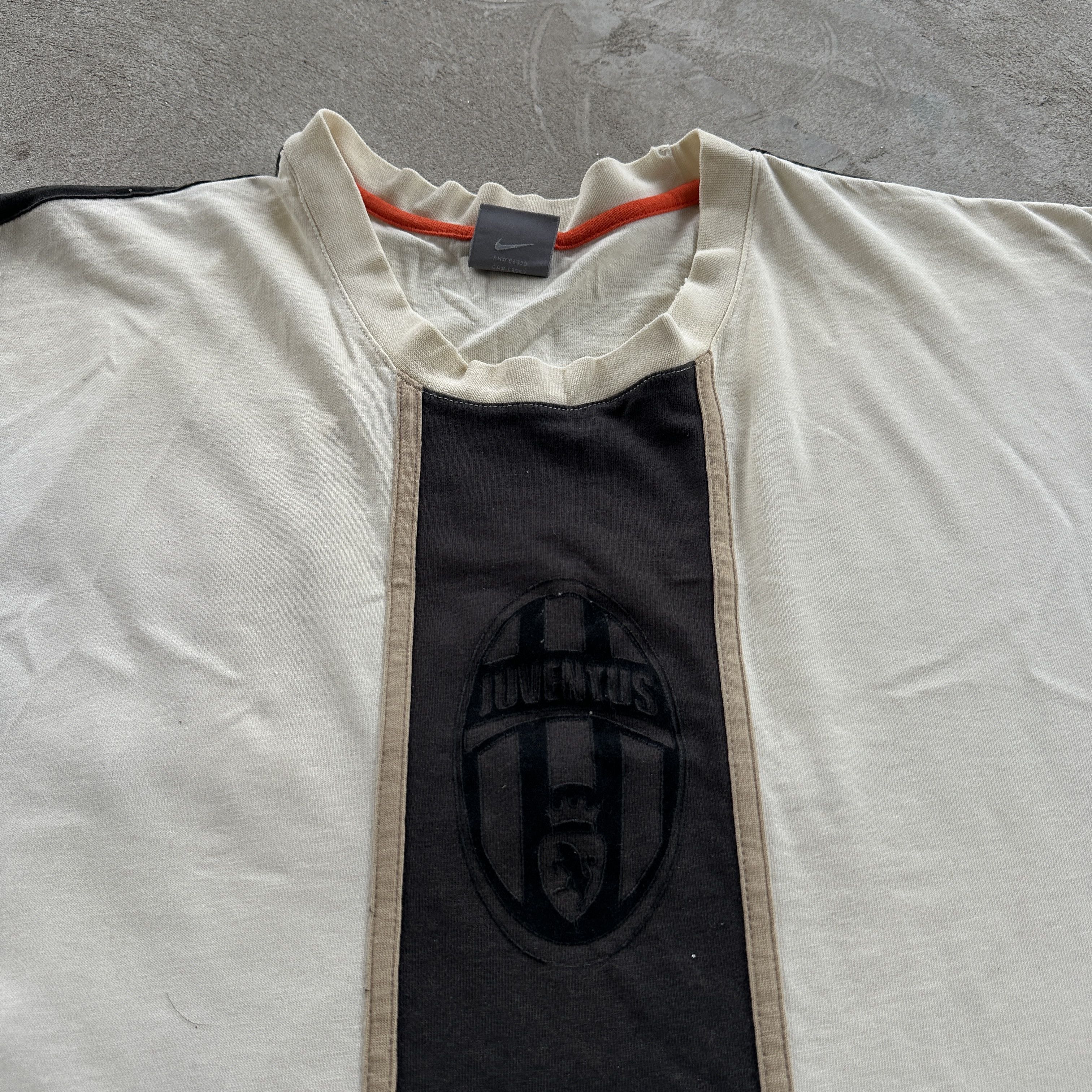 Nike Vintage Nike Juventus Long Sleeve Tee Centre Logo Faded XL Size US XL / EU 56 / 4 - 4 Thumbnail