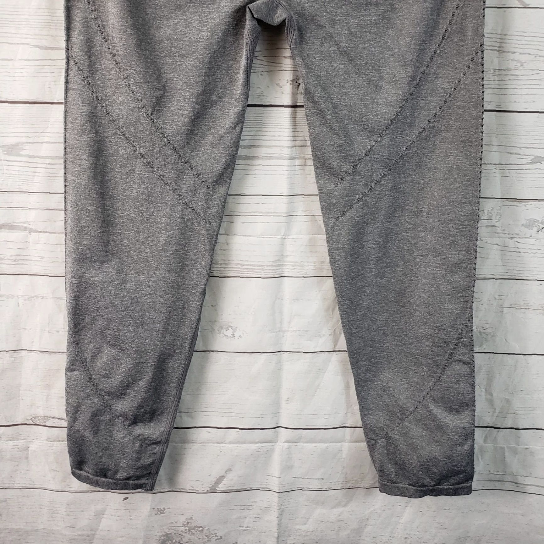 Fabletics Fabletics Leggings Cropped Seamless Gray High Rise M Womens Crop Leggings Regular Size Medium Size 32" / US 10 / IT 46 - 5 Thumbnail