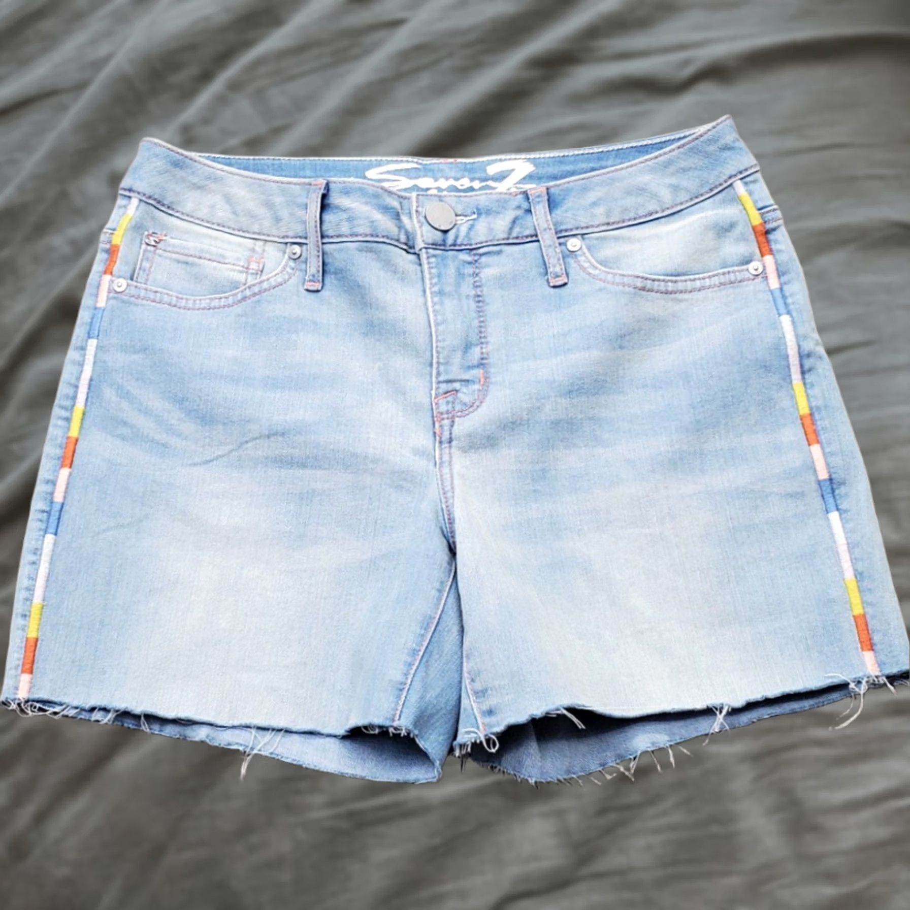 Vintage Seven7 Weekend Shorts Womens Size 4 Multi Denim Whiskered Light Wash Frayed Hem Bermuda Short Size 27" / US 4 / IT 40 - 1 Thumbnail