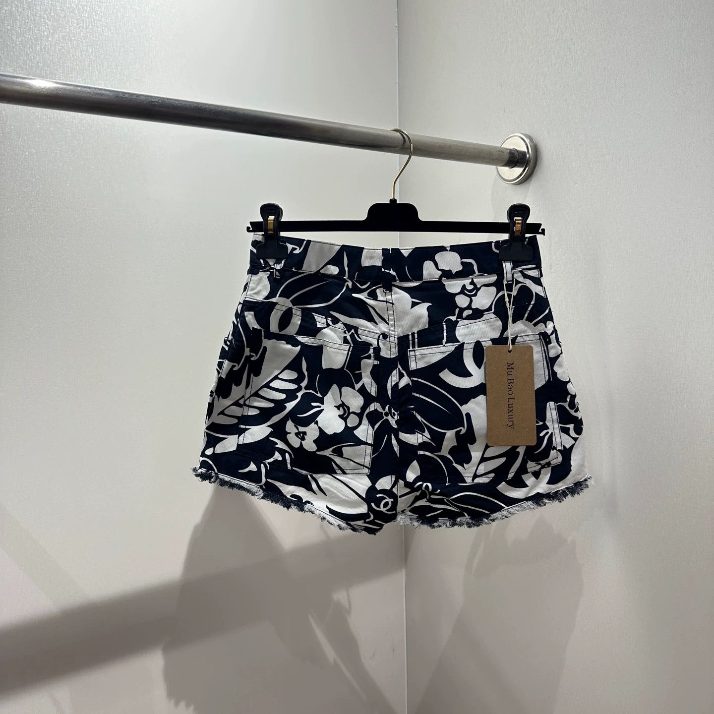 Chanel Chanel apr622 Camellia Logo Cotton Shorts 34 Size 25" / US 0 / IT 36 - 2 Thumbnail