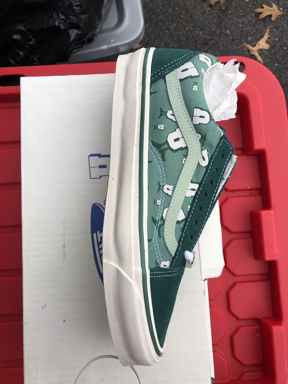 Undefeated × Vans Green University Vans X Undefeated Old Skool Low Fire! NWT Size US 9.5 / EU 42-43 - 6 Thumbnail