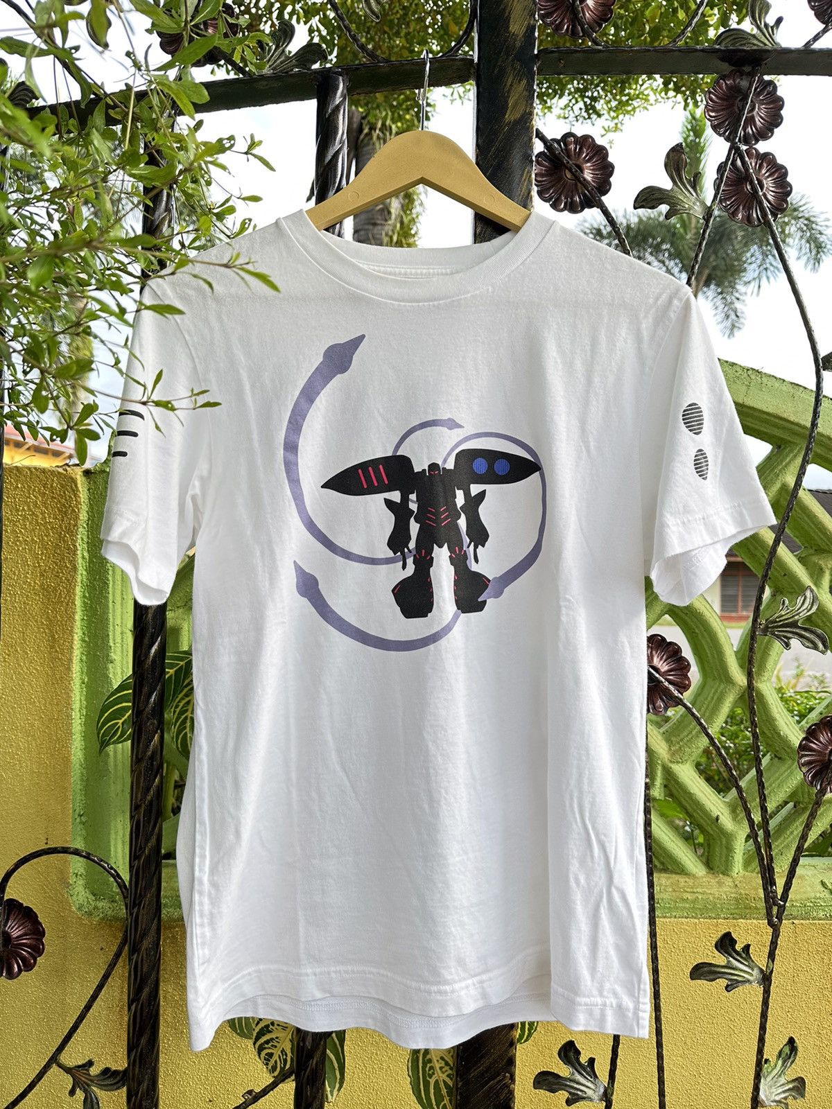 Uniqlo Collabratiom Uniqlo X bandai . Size US M / EU 48-50 / 2 - 1 Thumbnail