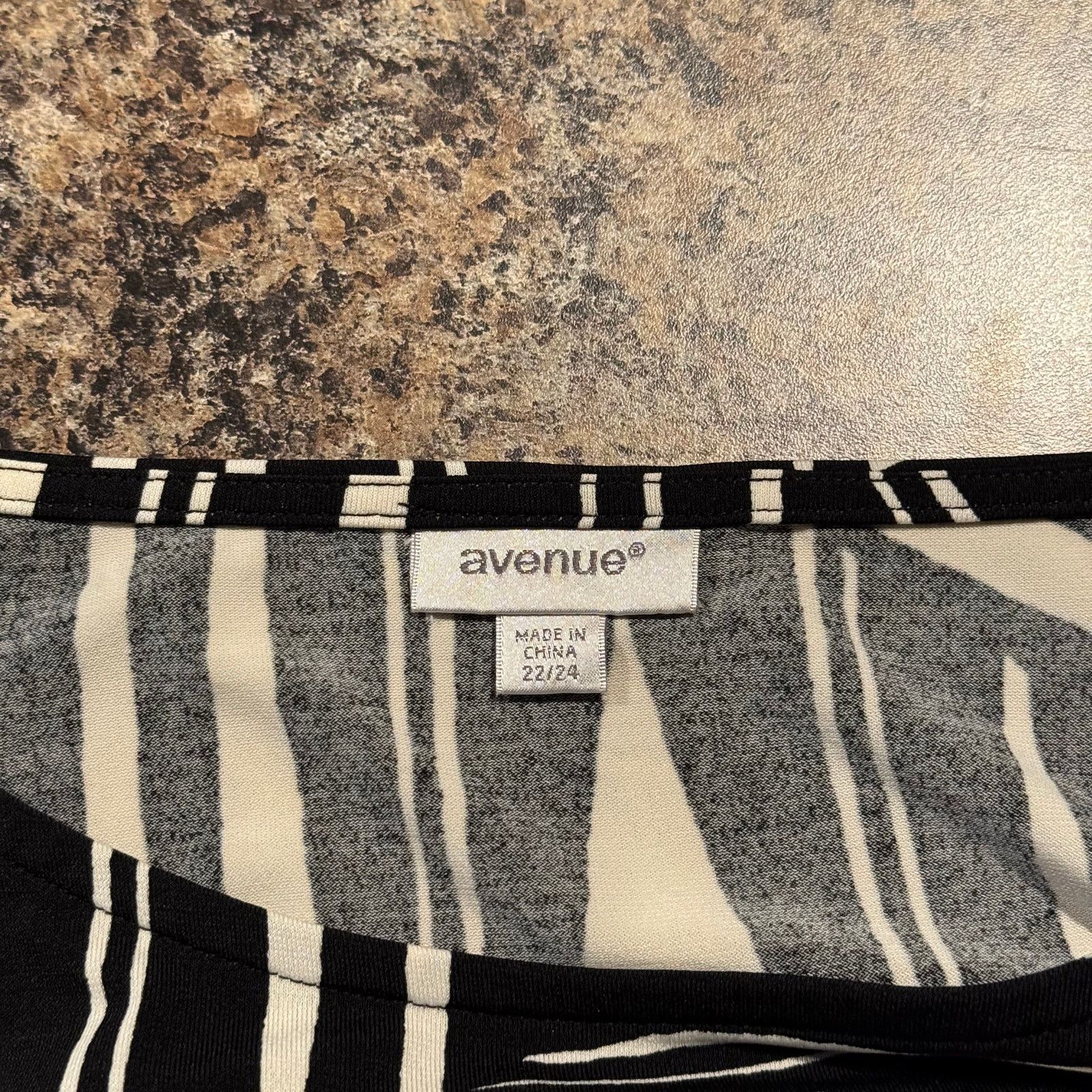 Avenue Avenue Top 3/4 Bell Sleeve Minimalist Stretch Black 22/24 Size 3XL / US 20-22 - 3 Thumbnail