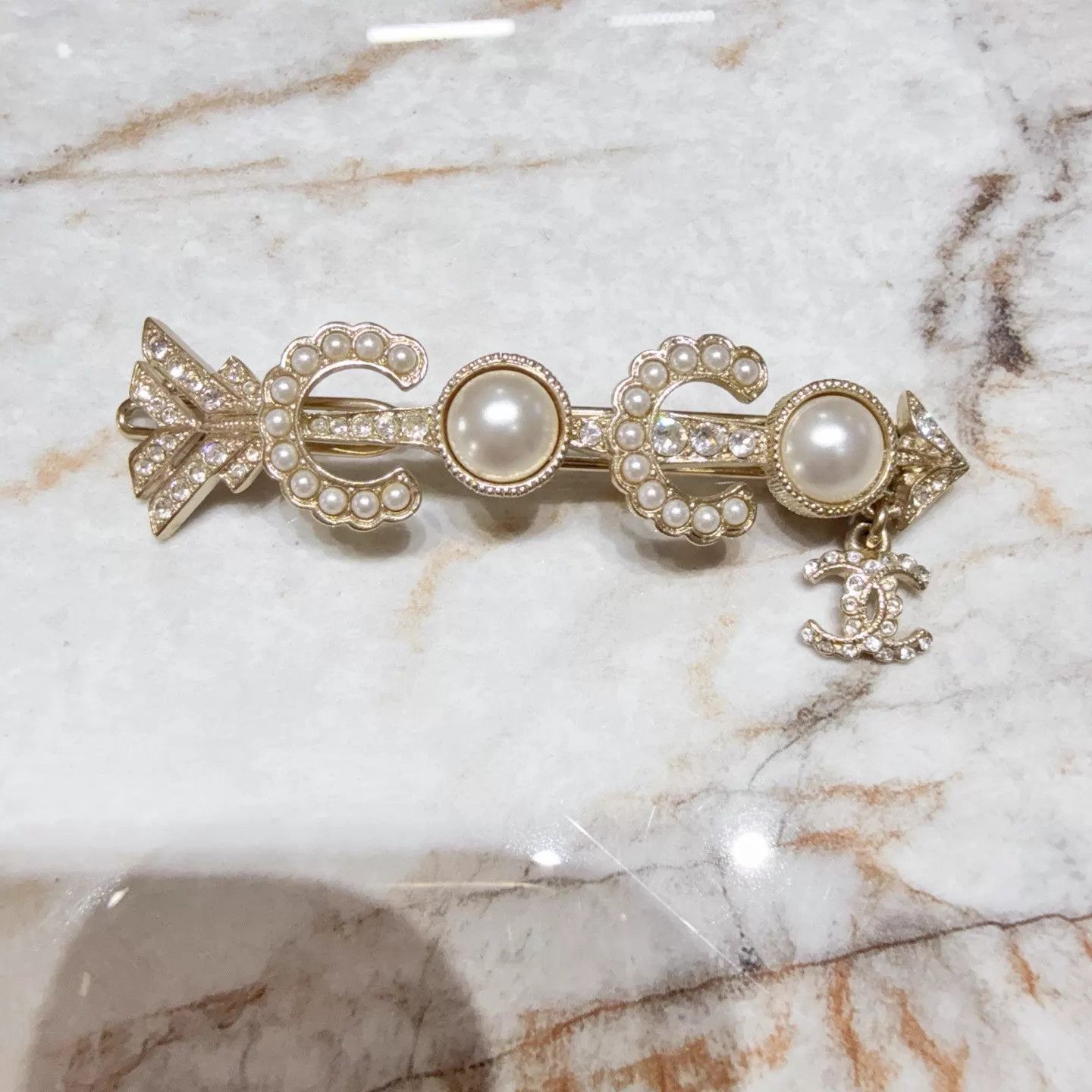 Chanel Chanel Pearl Hairclip Cupid's Arrow Brand New Size ONE SIZE - 1 Thumbnail
