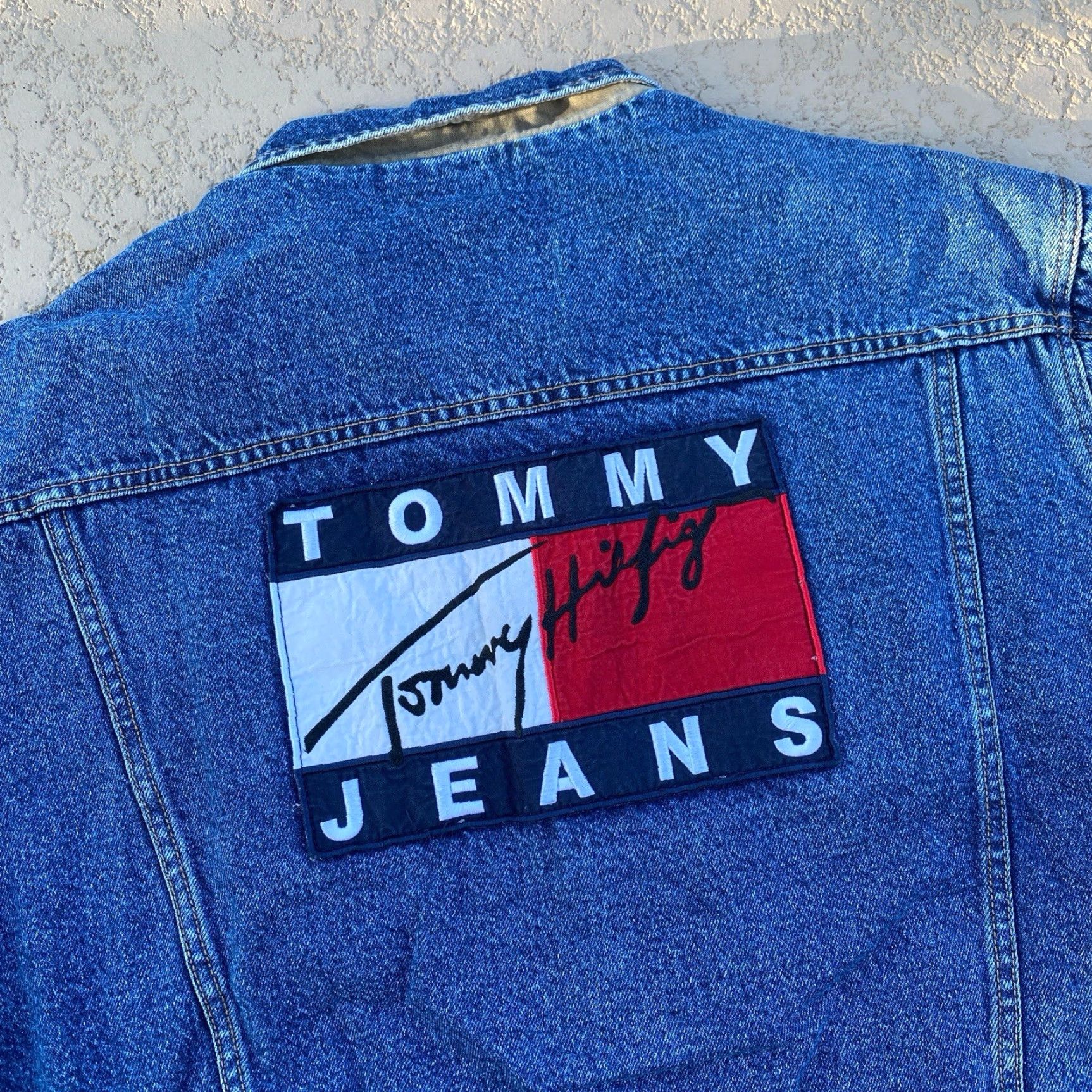 Tommy Hilfiger VINTAGE Tommy Hilfiger Spell Out Big Flag Patch Denim Jean Jacket 90s SZ XL Mens Jeans Jacket Blu e Size US 36 / EU 52 - 5 Thumbnail