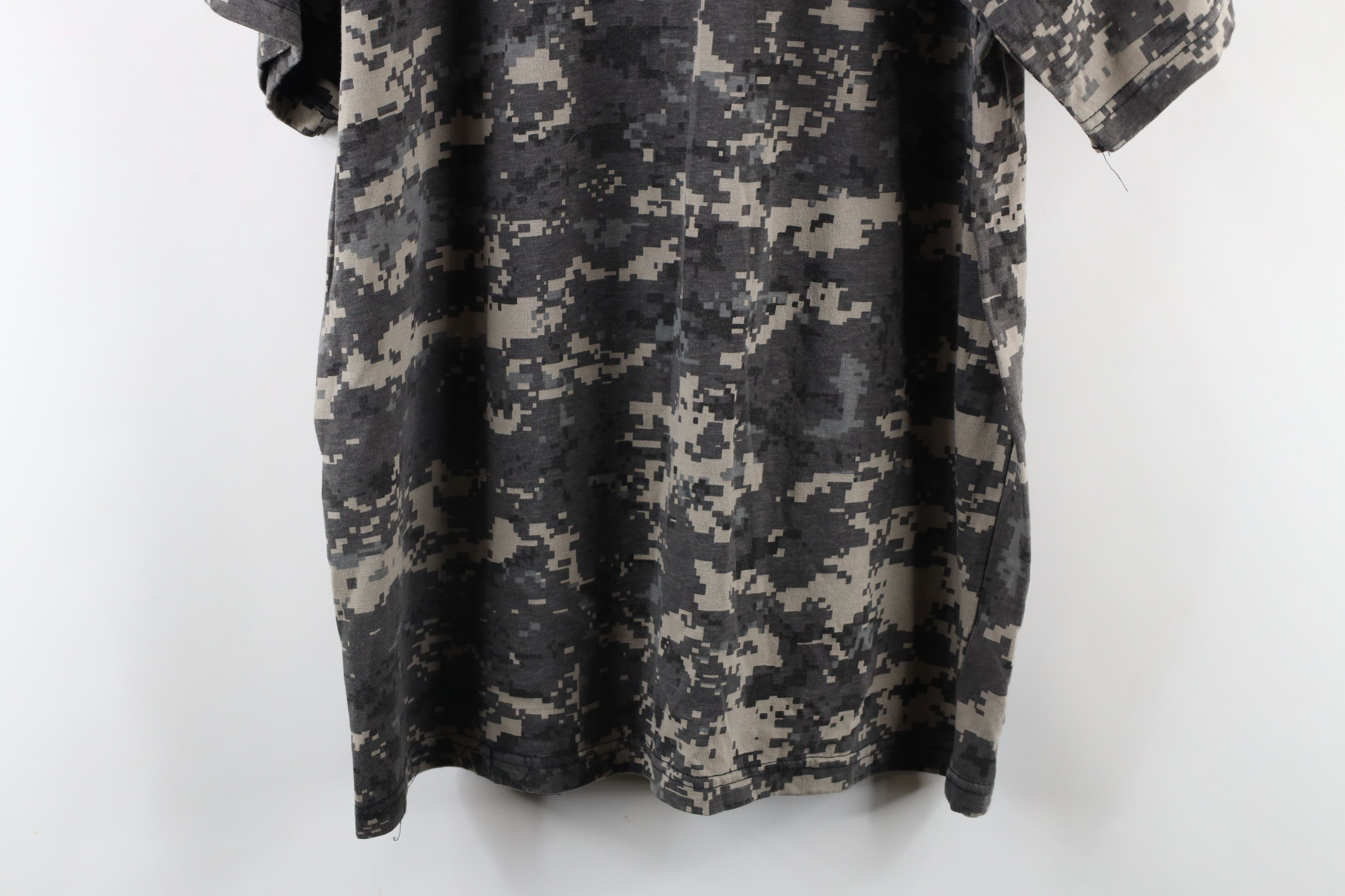 Vintage Vintage Streetwear Digital Camouflage Short Sleeve T-Shirt Size US XL / EU 56 / 4 - 11 Thumbnail
