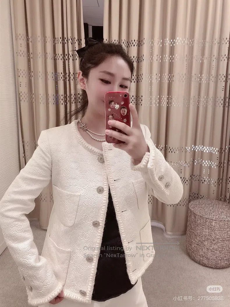Chanel Chanel 21A Castle Series White Moonlight Relief Logo Four- Size XS / US 0-2 / IT 36-38 - 7 Thumbnail