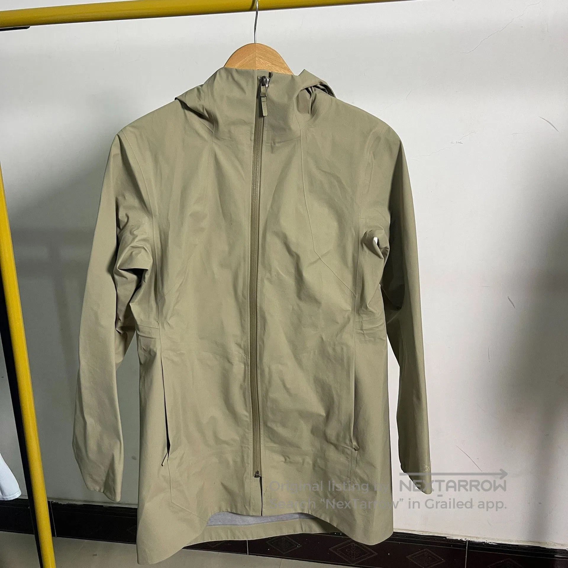 Arc'teryx Arcteryx Women's Hooded Drawstring Windbreaker. Size XS / US 0-2 / IT 36-38 - 1 Thumbnail