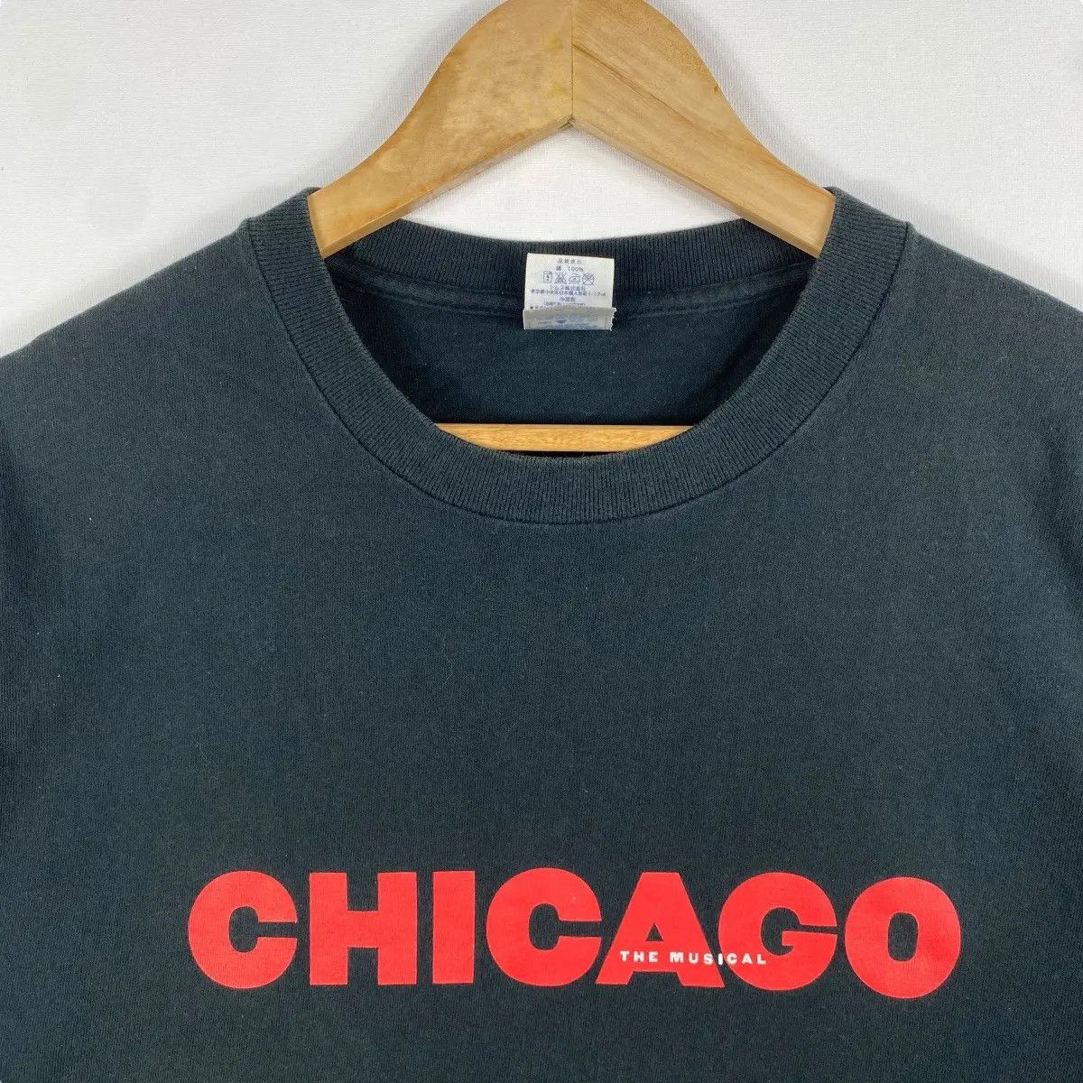 Other CHICAGO The Musical All I Care About Is LOVE Graphic Tee Size US M / EU 48-50 / 2 - 2 Thumbnail