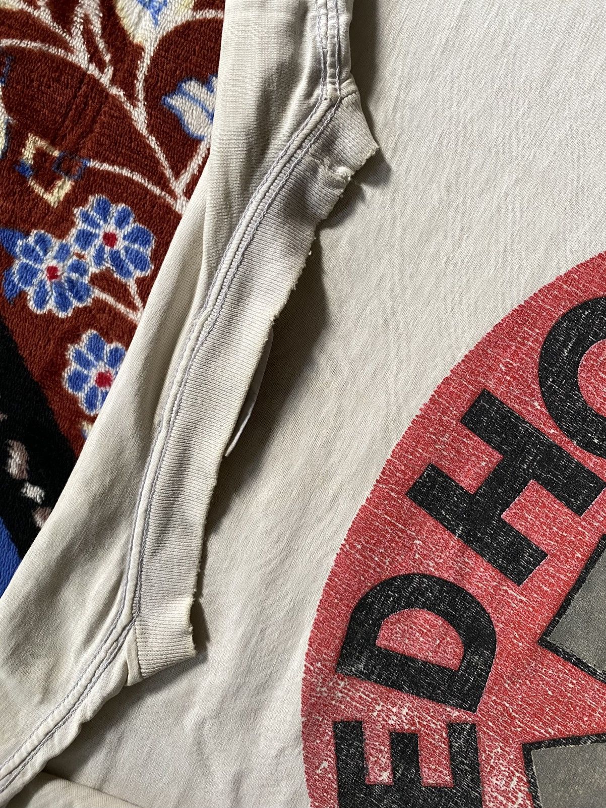 Band Tees Vintage 90s Red Hot Chili Peppers Tshirt Distressed Size US L / EU 52-54 / 3 - 13 Thumbnail