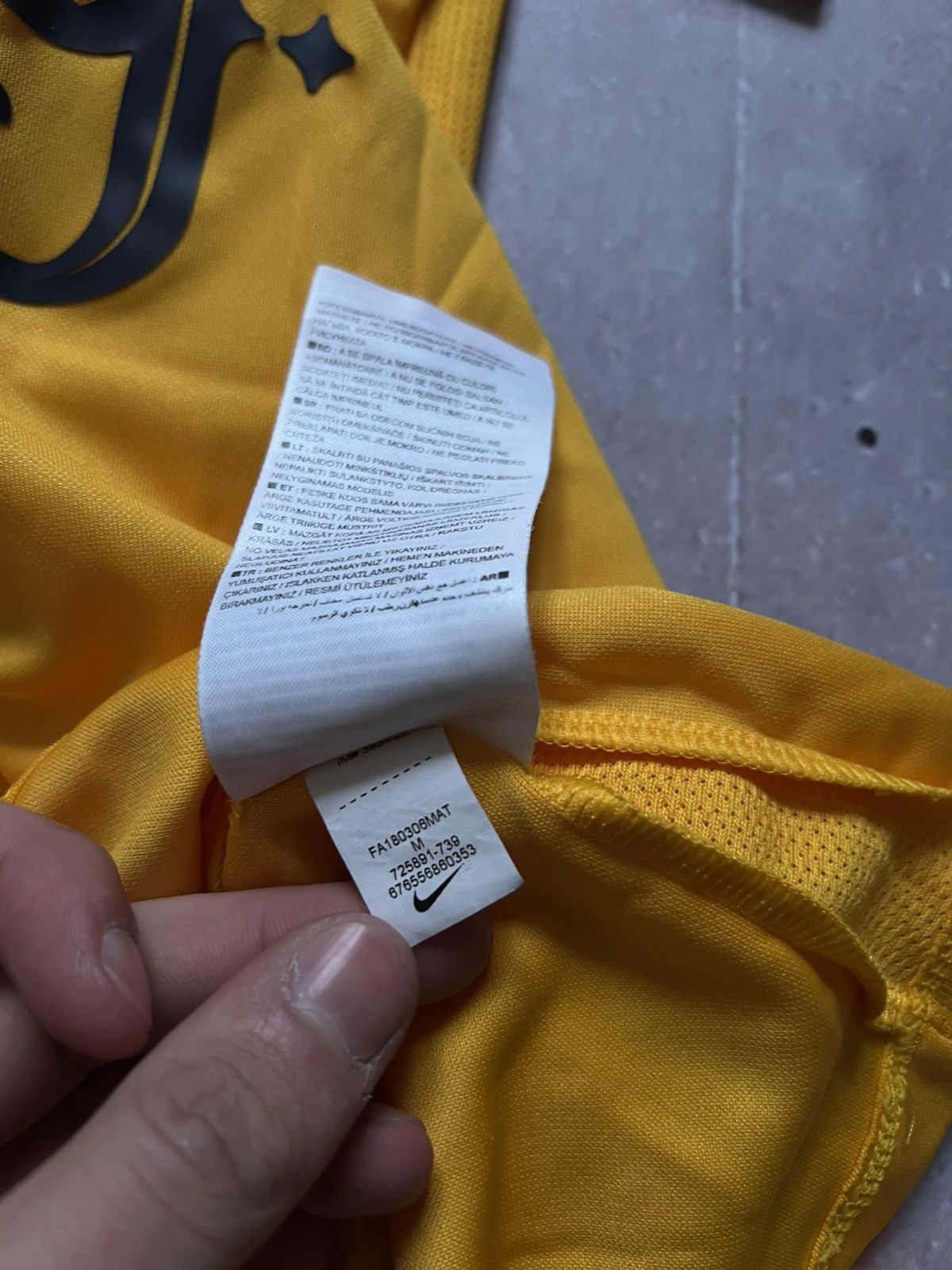 Nike Torquay United 2019-20 Nike t-shirt football jersey sz M #25 Size US M / EU 48-50 / 2 - 12 Thumbnail