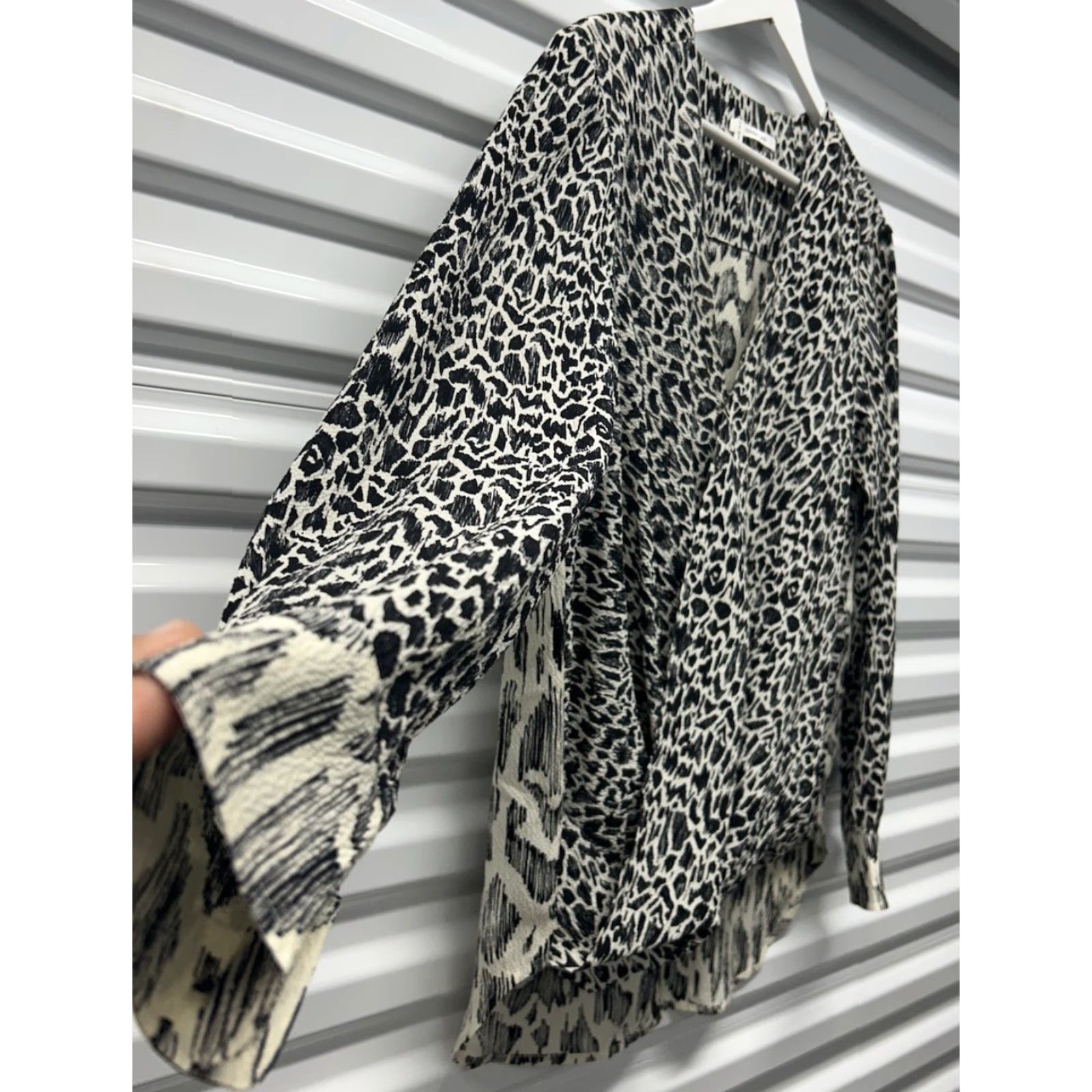 Vintage Derek Lam 10 Crosby Blouse Ice Ivory Leopard V-Neck Long Sleeve Silk Top 2 Women’s Size XS / US 0-2 / IT 36-38 - 3 Thumbnail