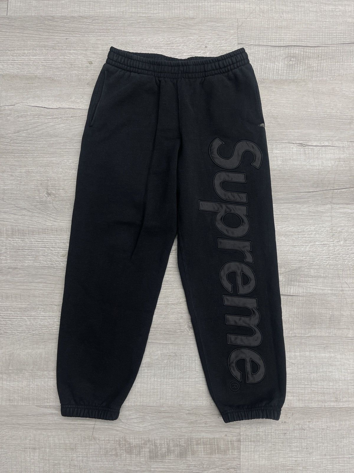 Supreme 22AW Satin Applique Sweatpant 黒 【公式通販】