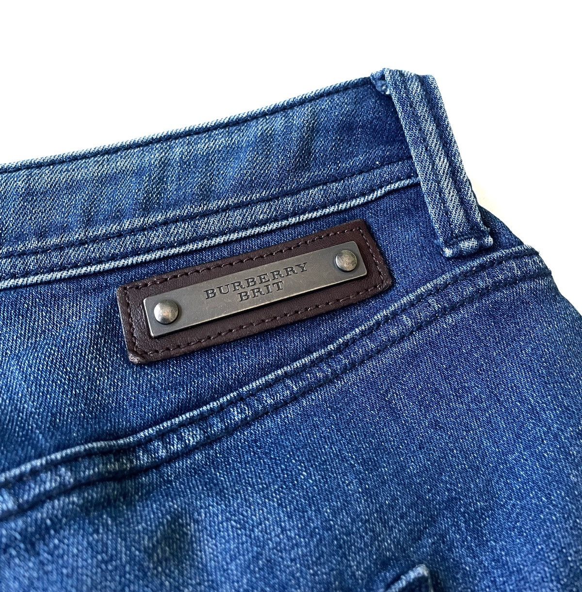 Burberry × Designer Burberry Brit Medium Wash Jeans Kensington Slim 30 Blue Size 30" / US 8 / IT 44 - 8 Thumbnail
