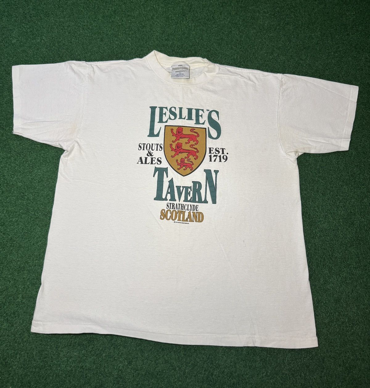 Vintage Vintage 90s Leslie’s Tavern Strathclyde Scotland T Shirt Size US XL / EU 56 / 4 - 1 Thumbnail
