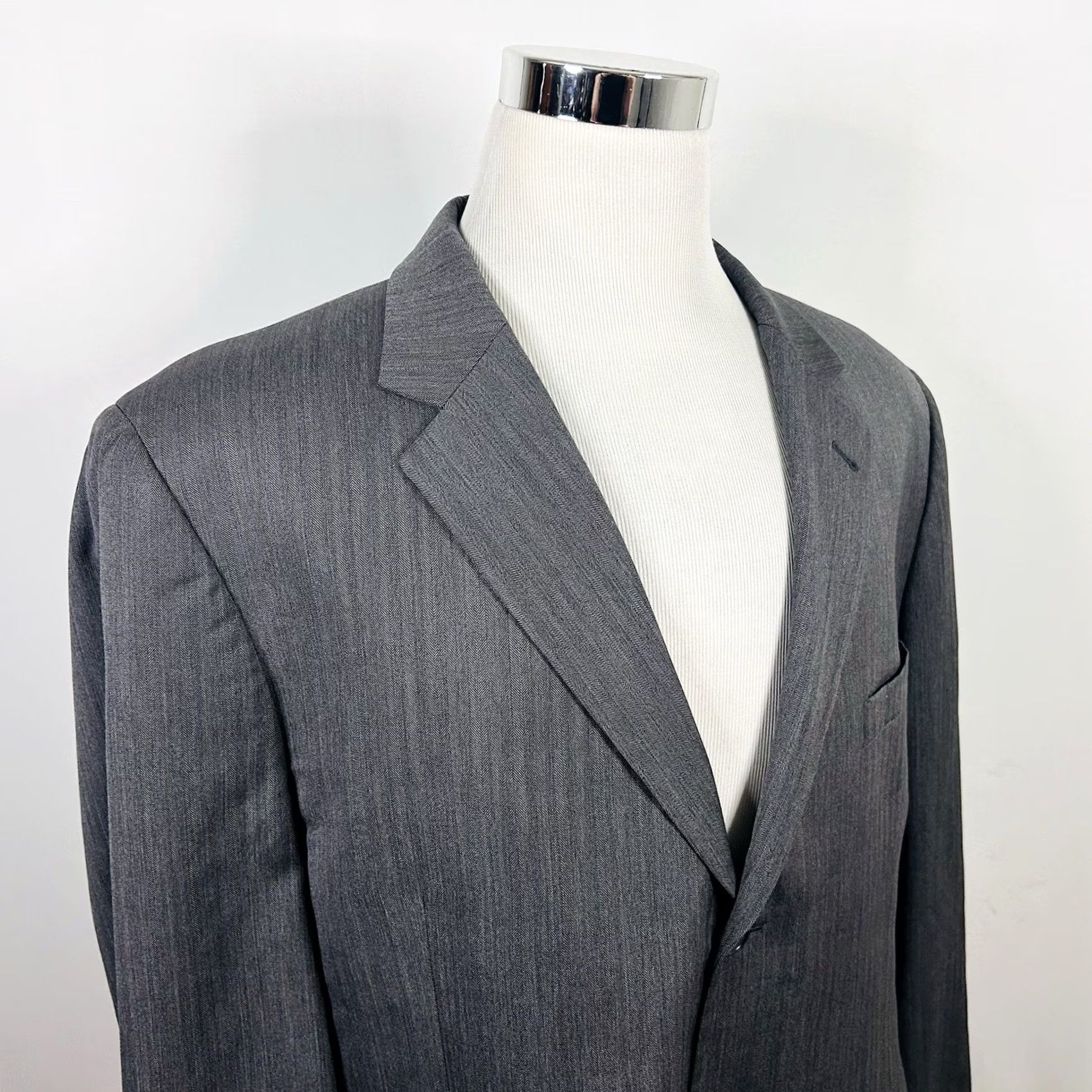 Jos. A. Bank Jos A Bank Sport Coat Gray Herringbone 100% Wool Three-Button Lined Vented 48R Mens Regular Coat Shirt Jacket Notch Lapel Vintage? Size US XS / EU 42 / 0 - 2 Thumbnail